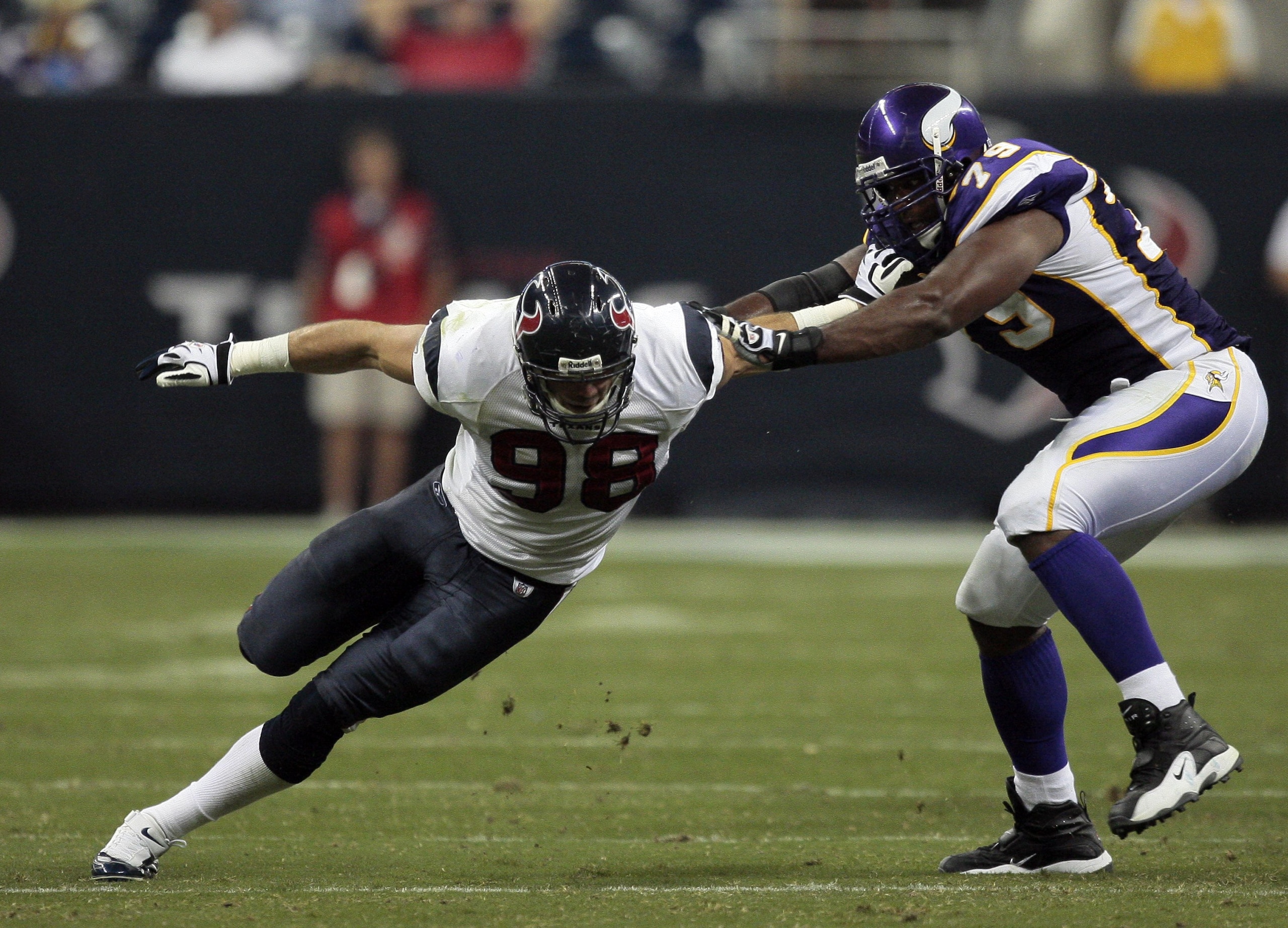 HOUSTON - AUGUST 31:  Defensive end Connor Barwin #98 of the Houston Texans goes around guard Artis Hicks #79 of the Minnesota Vikings at Reliant Stadium on August 31, 2009 in Houston, Texas.  (Photo by Bob Levey/Getty Images)