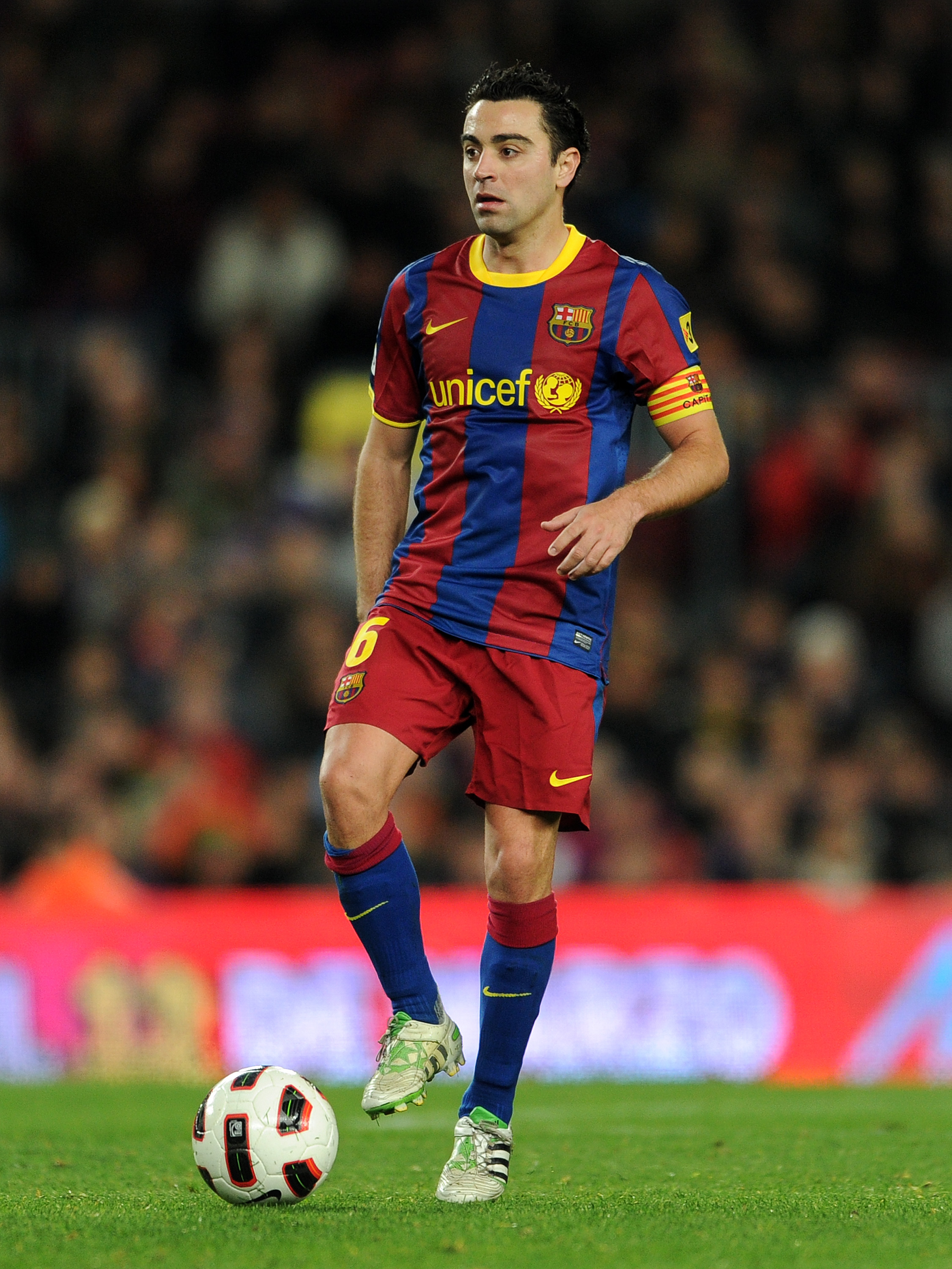 BARCELONA, SPAIN - MARCH 05:  Xavi Hernandez  of Bacelona controls the ball during the la Liga match between Barcelona and Real Zaragoza at the Camp Nou stadium on March 5, 2011 in Barcelona, Spain.  (Photo by Jasper Juinen/Getty Images)