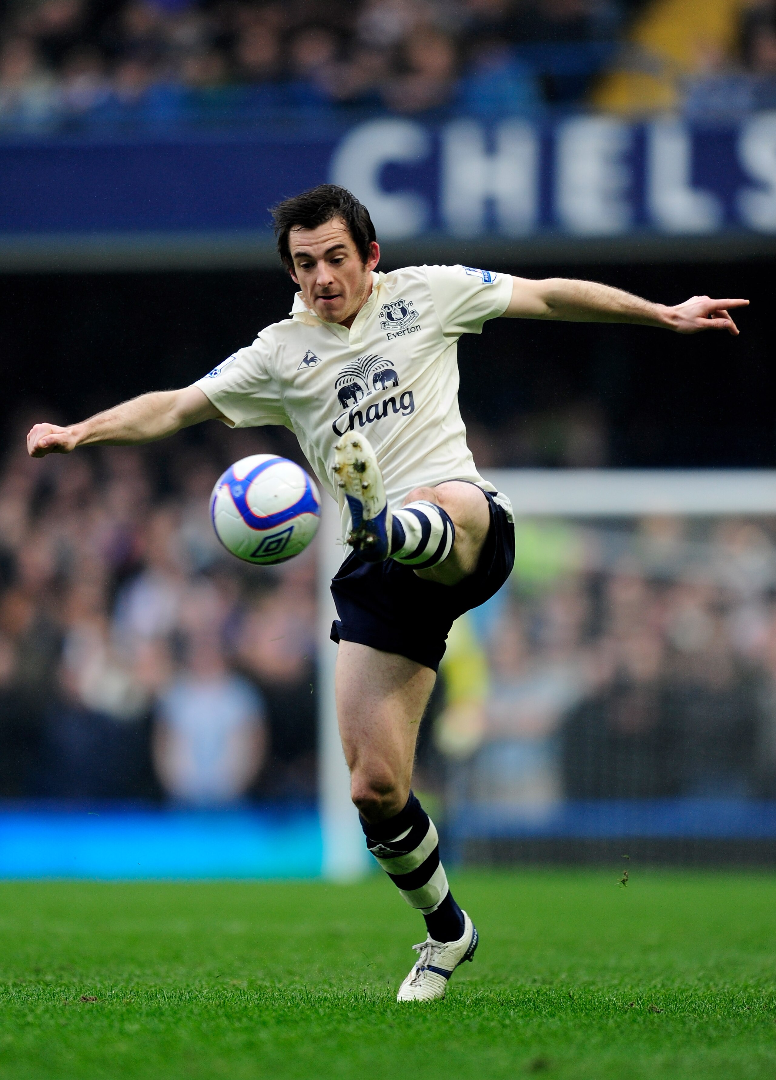 LONDON, ENGLAND - FEBRUARY 19: Leighton Baines of Everton controls the ball during the FA Cup sponsored by E.ON 4th round replay match between Chelsea and Everton at Stamford Bridge on February 19, 2011 in London, England. (Photo by Jamie McDonald/Getty LONDON, ENGLAND - FEBRUARY 19: Leighton Baines of Everton controls the ball during the FA Cup sponsored by E.ON 4th round replay match between Chelsea and Everton at Stamford Bridge on February 19, 2011 in London, England. (Photo by Jamie McDonald/Getty