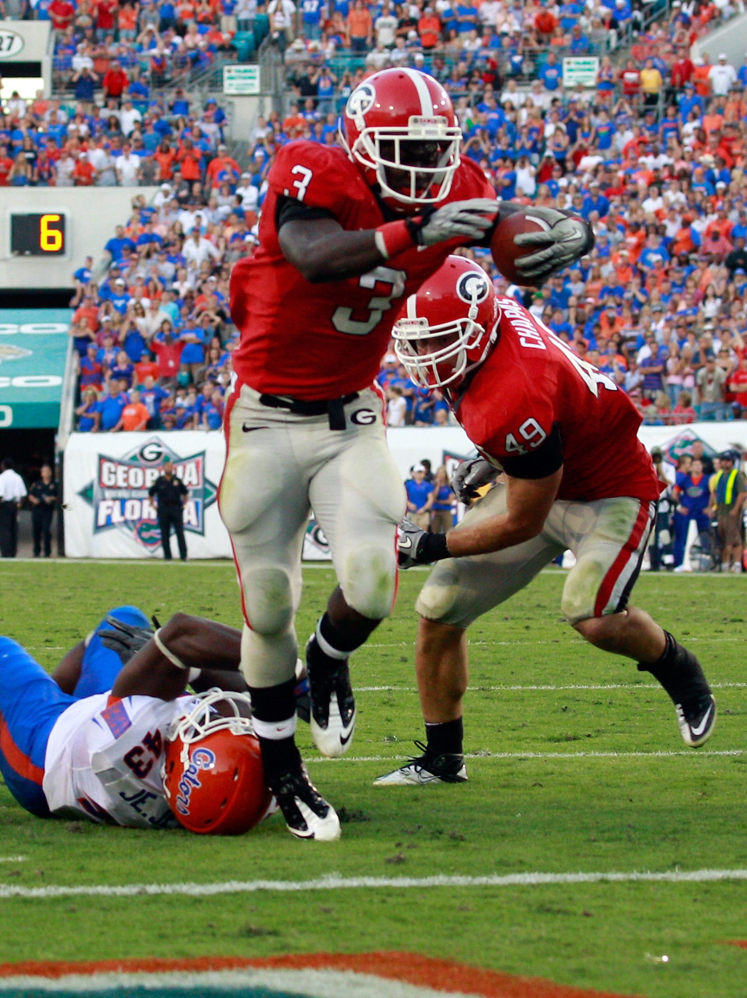 JACKSONVILLE, FL - OCTOBER 30: Washaun Ealey #3 of the Georgia Bulldogs breaks the tackle of Jelani Jenkins #43 of the Florida Gators during the game at EverBank Field on October 30, 2010 in Jacksonville, Florida. (Photo by Sam Greenwood/Getty Images) JACKSONVILLE, FL - OCTOBER 30: Washaun Ealey #3 of the Georgia Bulldogs breaks the tackle of Jelani Jenkins #43 of the Florida Gators during the game at EverBank Field on October 30, 2010 in Jacksonville, Florida. (Photo by Sam Greenwood/Getty Images)