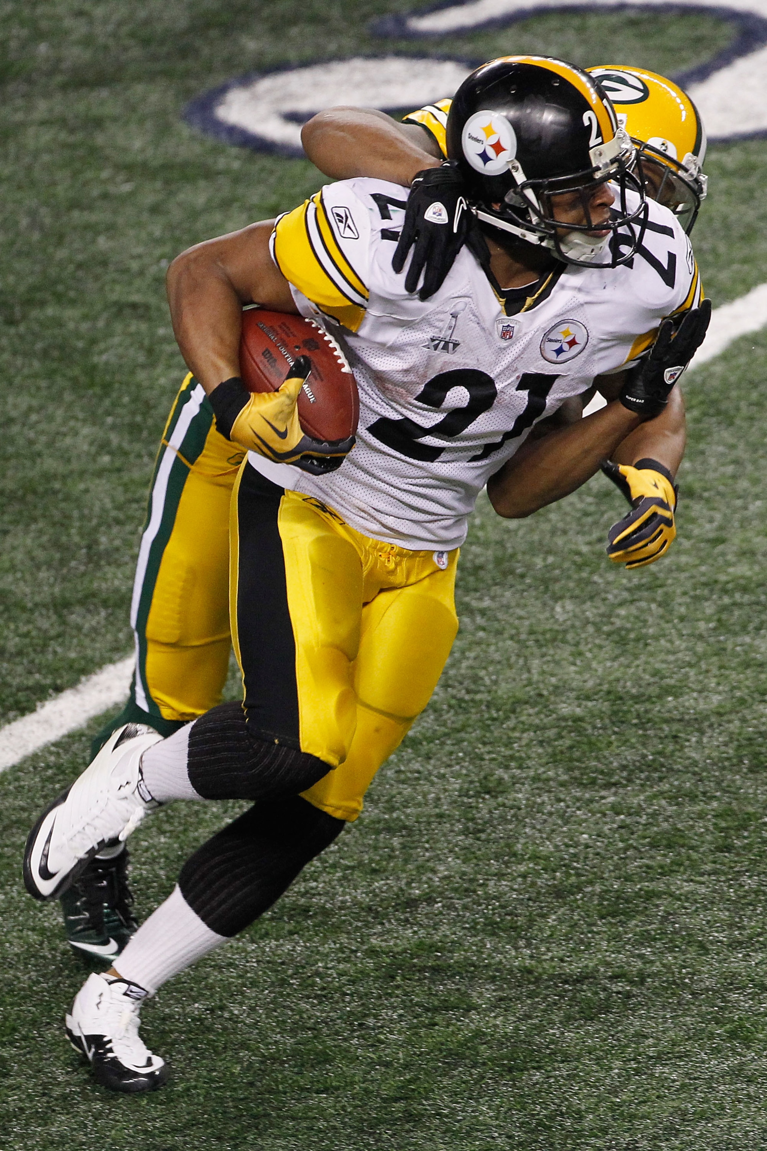ARLINGTON, TX - FEBRUARY 06:  Mewelde Moore #21 of the Pittsburgh Steelers avoids a tackle by Pat Lee #22 of the Green Bay Packers during the fourth quarter of Super Bowl XLV at Cowboys Stadium on February 6, 2011 in Arlington, Texas.  (Photo by Joe Robbi