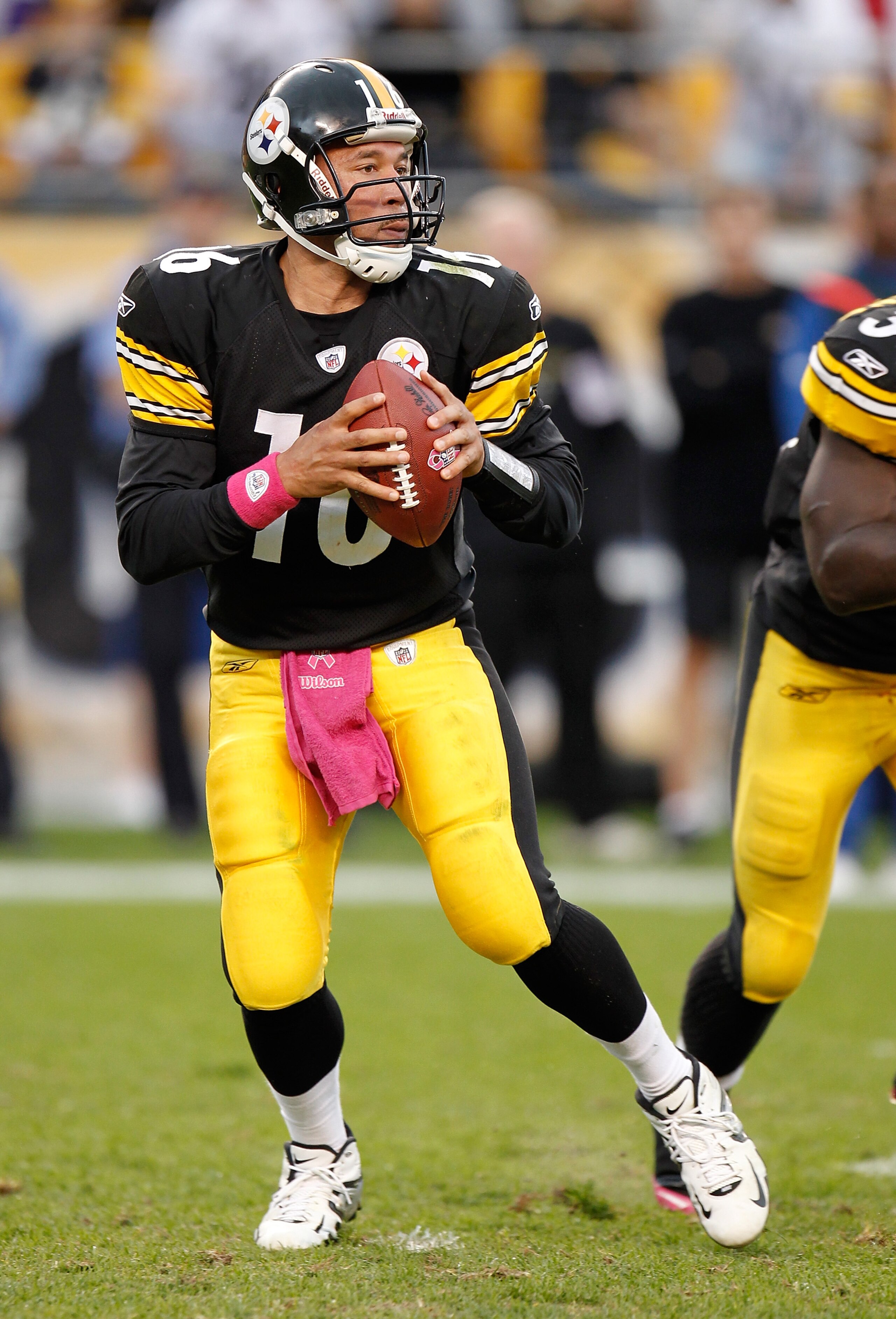 PITTSBURGH - OCTOBER 03: Charlie Batch #16 of the Pittsburgh Steelers looks for an open receiver during the game against the Baltimore Ravens on October 3, 2010 at Heinz Field in Pittsburgh, Pennsylvania. (Photo by Gregory Shamus/Getty Images)