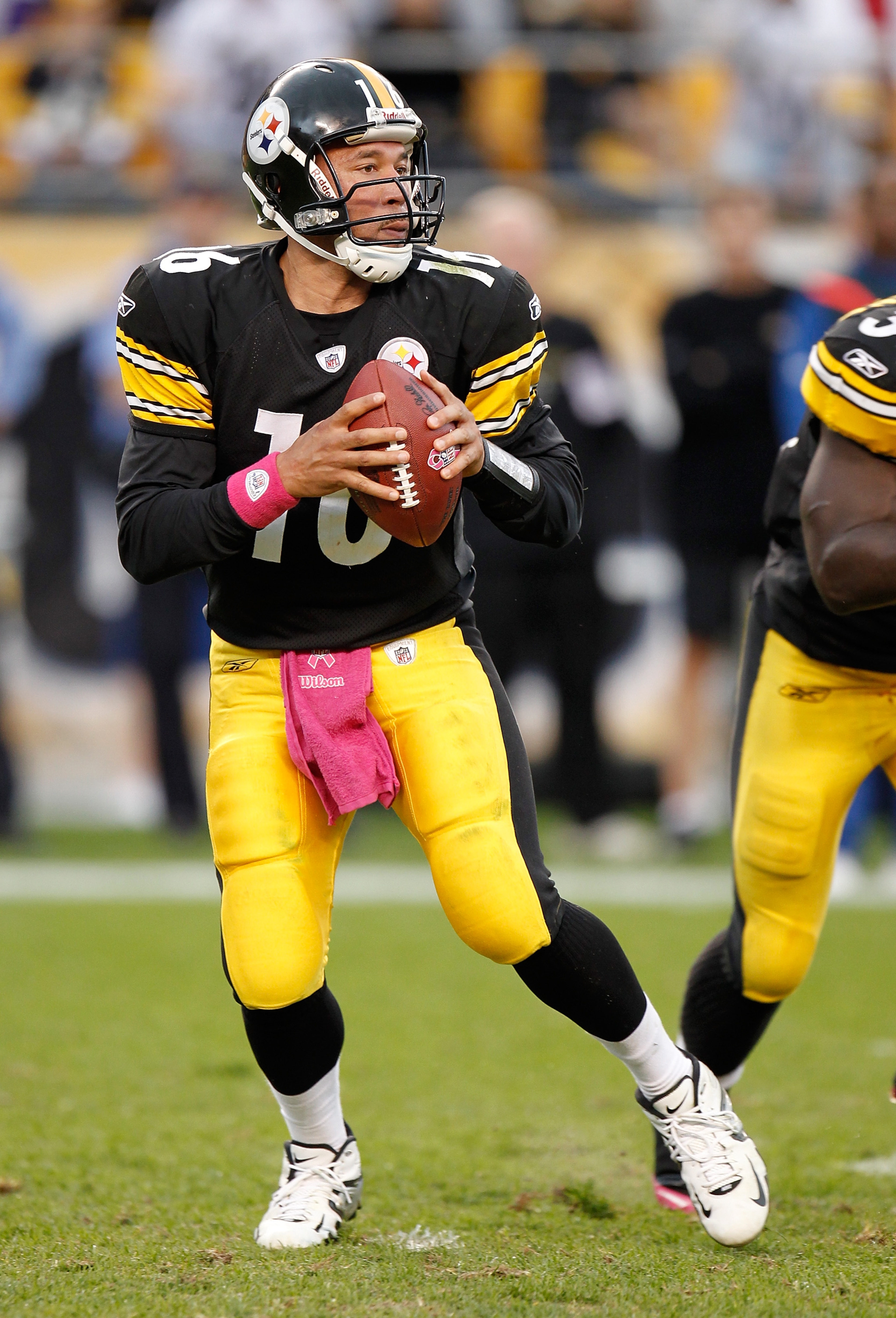 PITTSBURGH - OCTOBER 03: Charlie Batch #16 of the Pittsburgh Steelers looks for an open receiver during the game against the Baltimore Ravens on October 3, 2010 at Heinz Field in Pittsburgh, Pennsylvania. (Photo by Gregory Shamus/Getty Images)