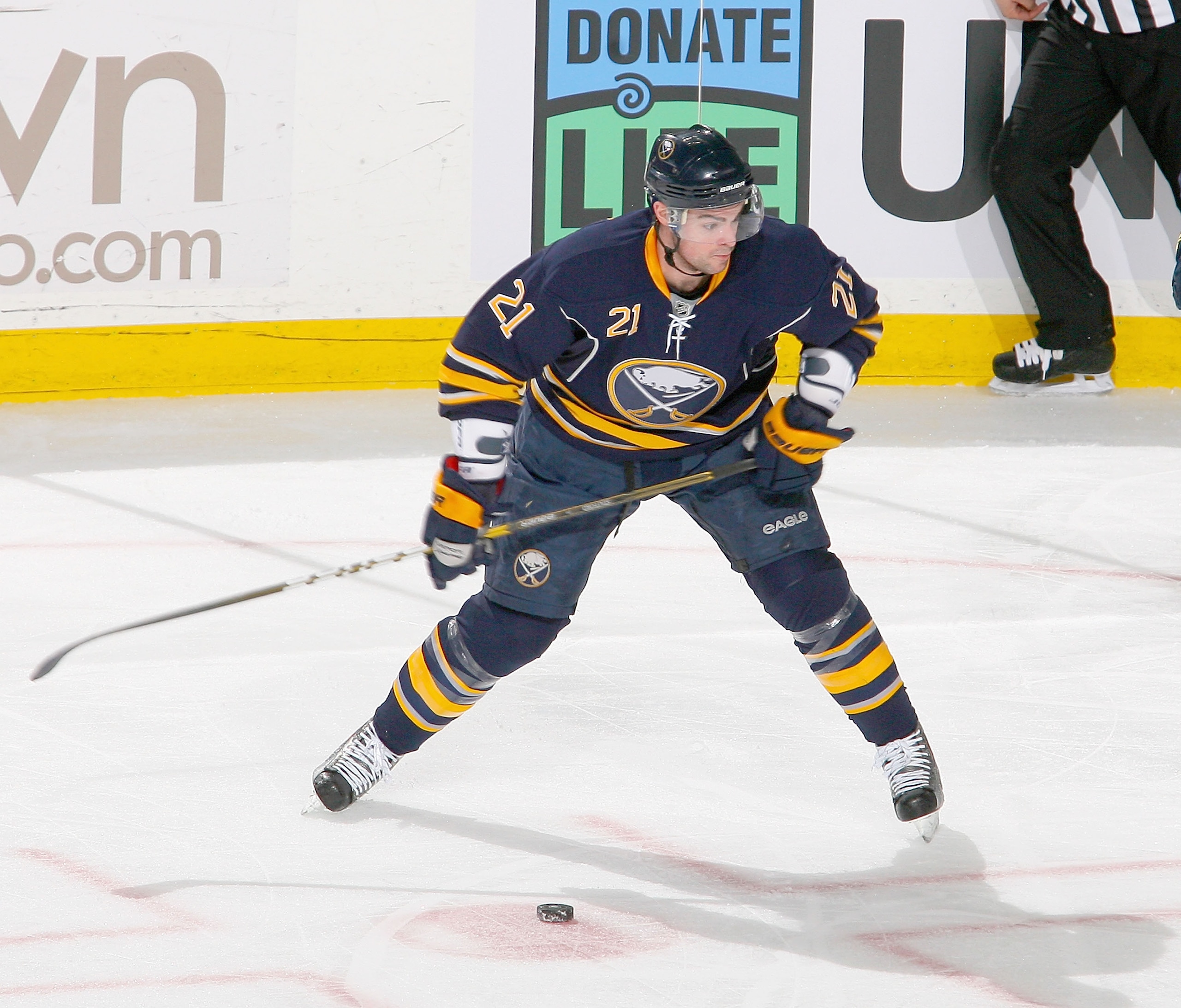 BUFFALO, NY - FEBRUARY 23: Drew Stafford #21 of the Buffalo Sabres readies to shoot against the Atlanta Thrashers at HSBC Arena on February 23, 2011 in Buffalo, New York. Buffalo won 4-1. (Photo by Rick Stewart/Getty Images)