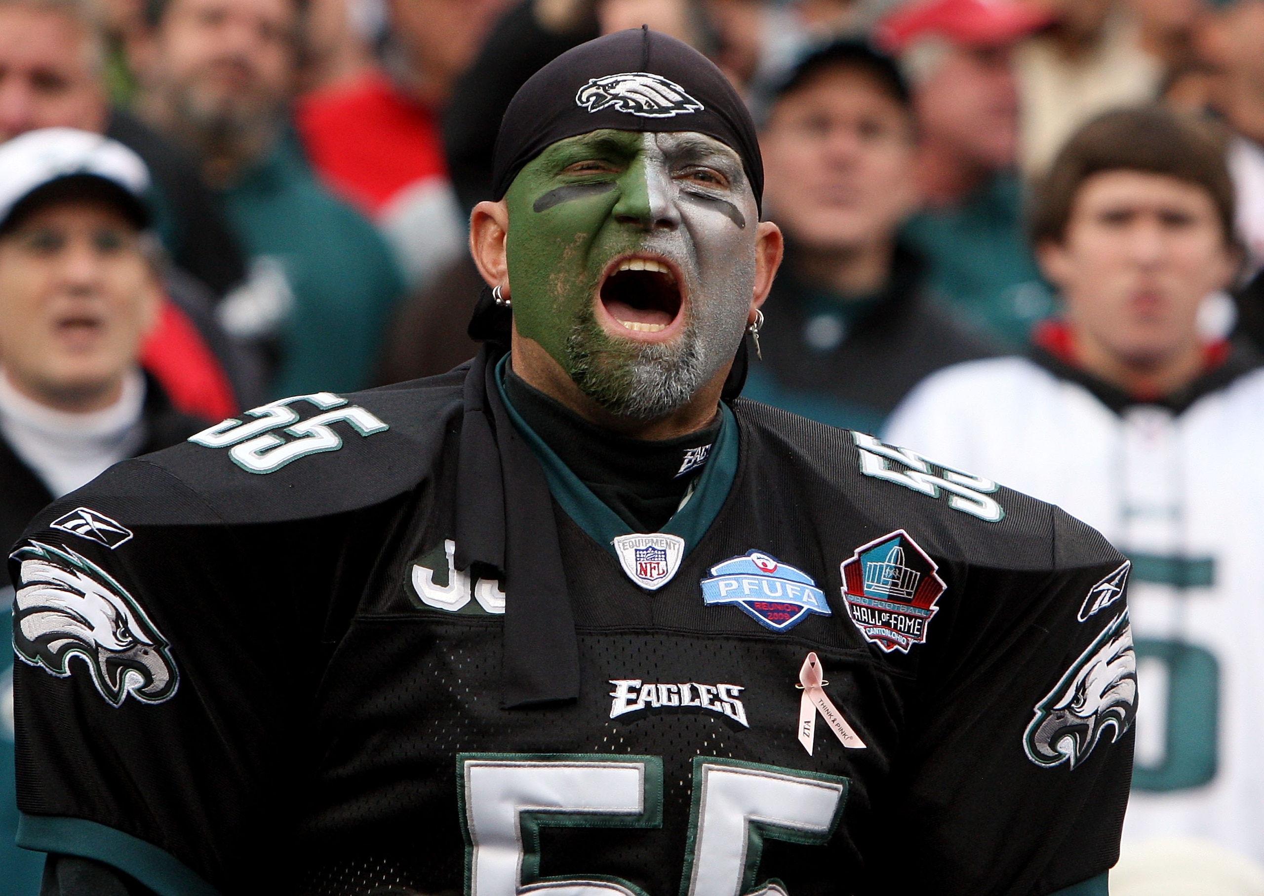 PHILADELPHIA - NOVEMBER 01:  A fan of the Philadelphia Eagles cheers his team on against the New York Giants on November 1, 2009 at Lincoln Financial Field in Philadelphia, Pennsylvania. The Eagles defeated the Giants 40-17.  (Photo by Jim McIsaac/Getty I
