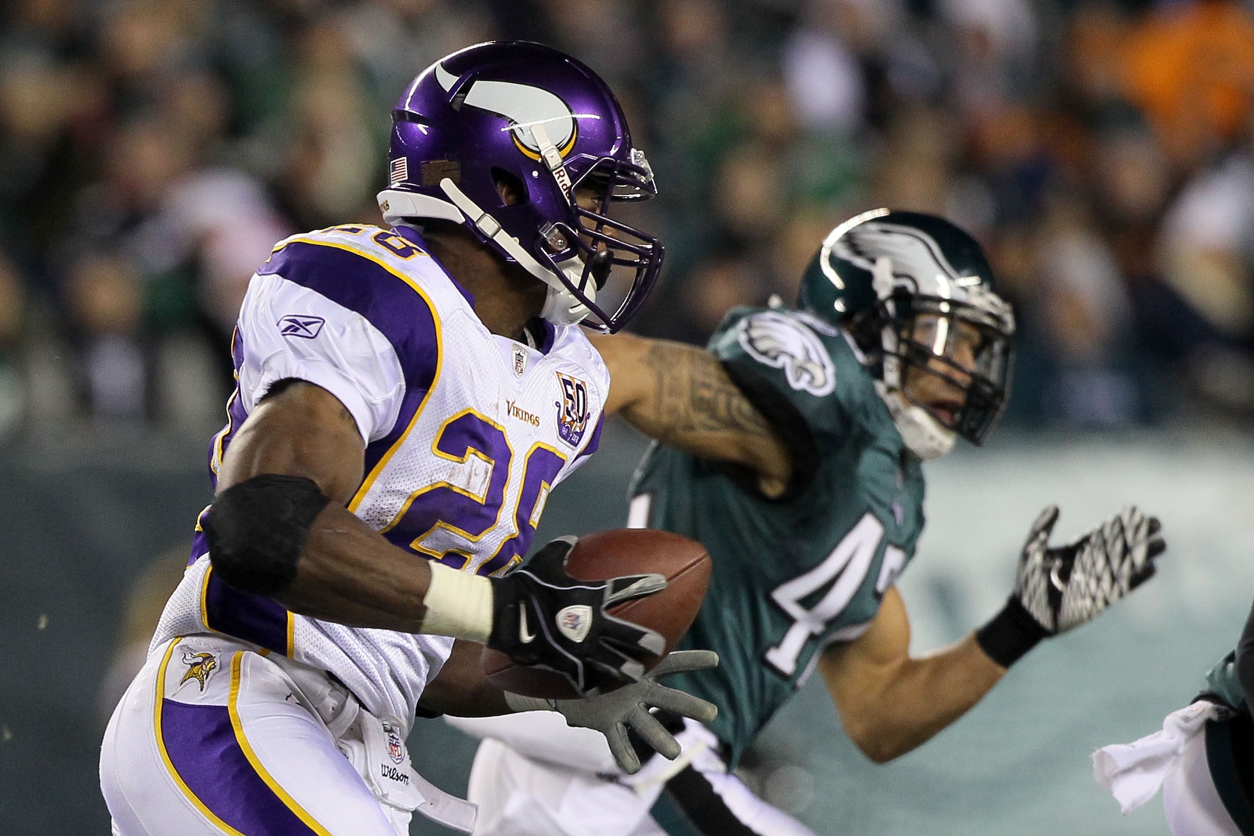 PHILADELPHIA, PA - DECEMBER 28:  Adrian Peterson #28 of the Minnesota Vikings runs against the Philadelphia Eagles at Lincoln Financial Field on December 26, 2010 in Philadelphia, Pennsylvania.  (Photo by Jim McIsaac/Getty Images)