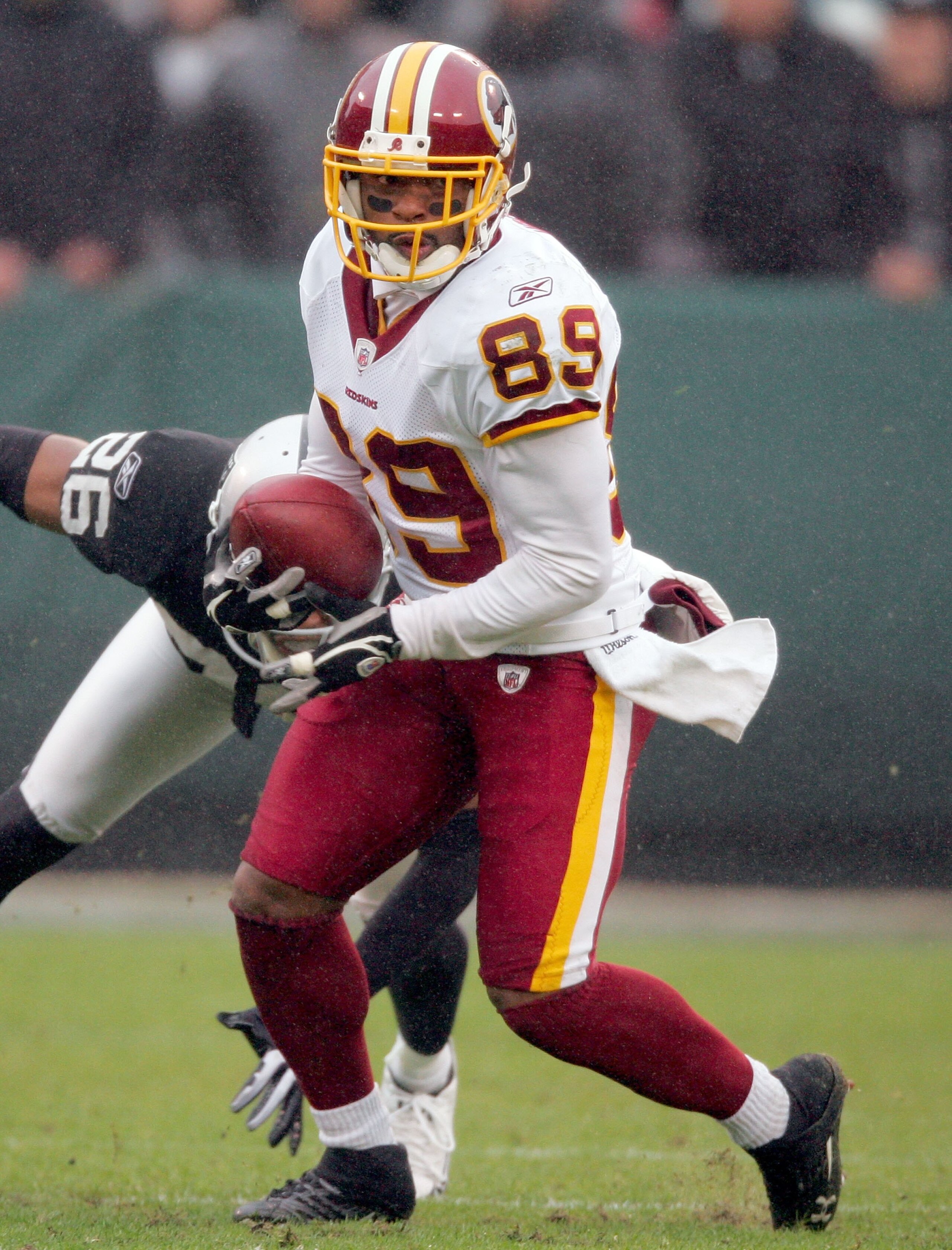 OAKLAND, CA - DECEMBER 13:  Santana Moss #89 of the Washington Redskins runs with the ball during their game against the Oakland Raiders at Oakland-Alameda County Coliseum on December 13, 2009 in Oakland, California.  (Photo by Ezra Shaw/Getty Images)