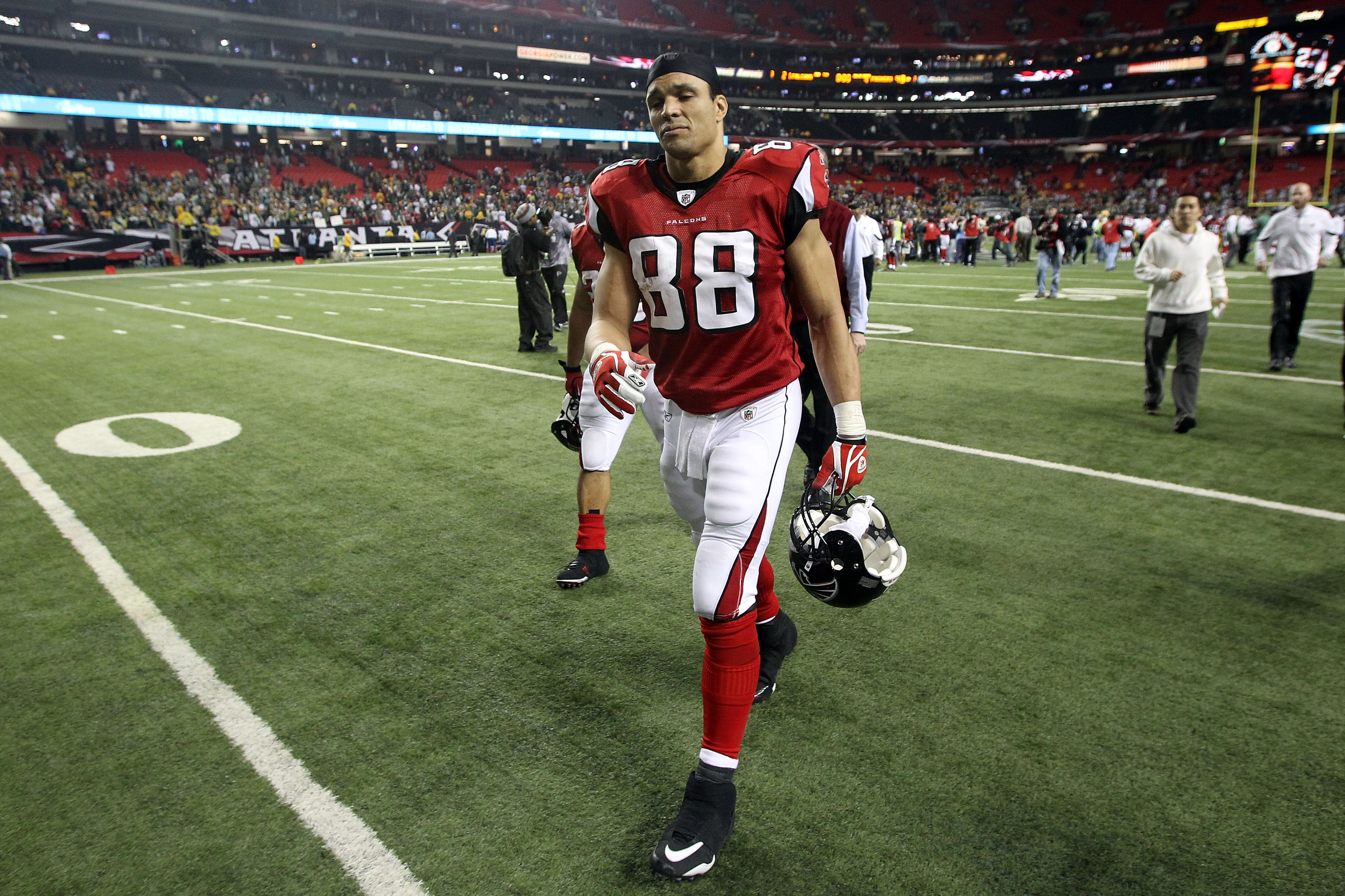 ATLANTA, GA - JANUARY 15:  Tony Gonzalez #88 of the Atlanta Falcons walks ooff the field dejected after they lost 48-21 against the Green Bay Packers during their 2011 NFC divisional playoff game at Georgia Dome on January 15, 2011 in Atlanta, Georgia.  (