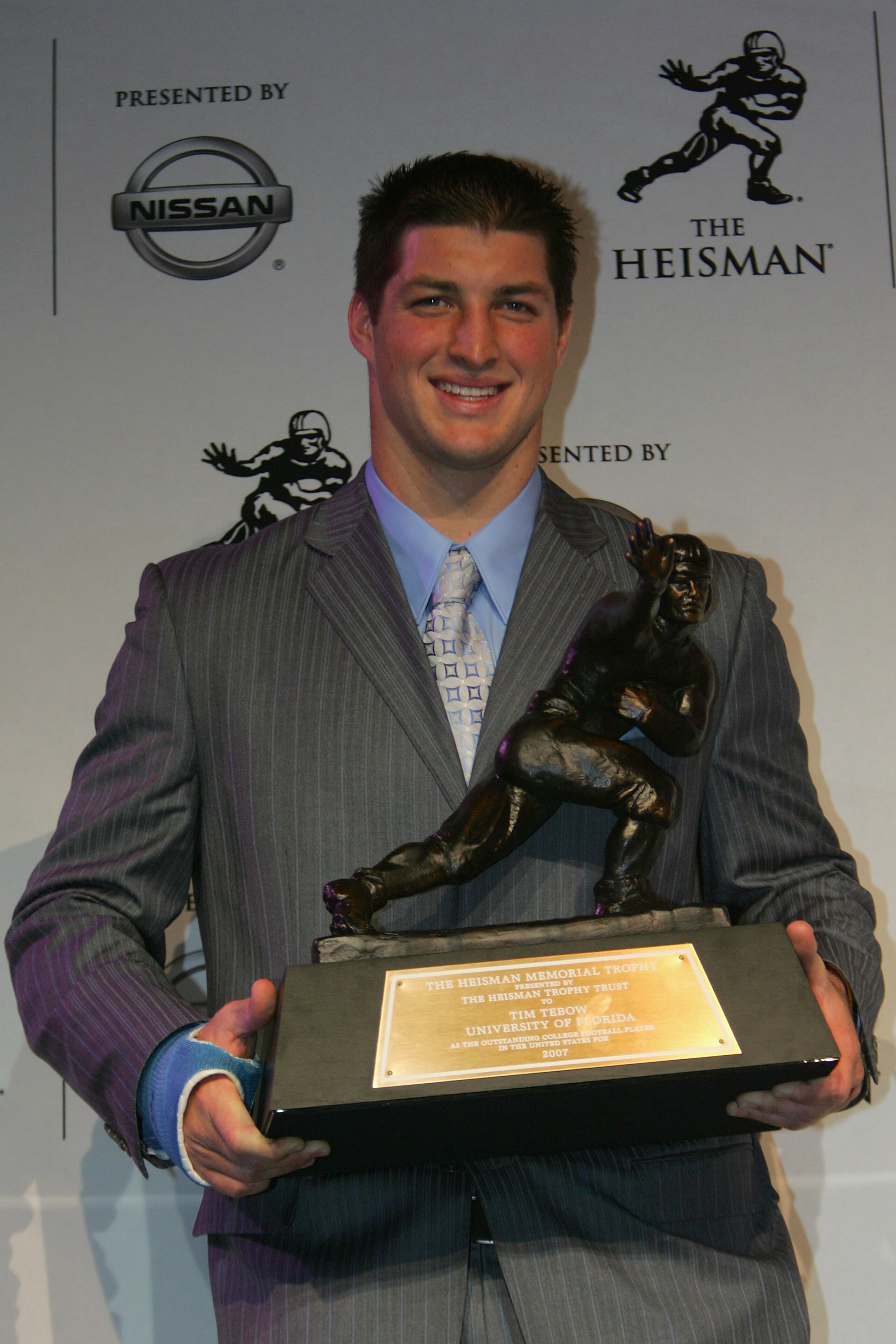 NEW YORK - DECEMBER 08:  Quarterback Tim Tebow of the University of Florida poses with the Heisman trophy after winning the 73rd Annual Heisman Memorial Trophy Award on December 8, 2007 in New York City.  (Photo by Chris Trotman/Getty Images)