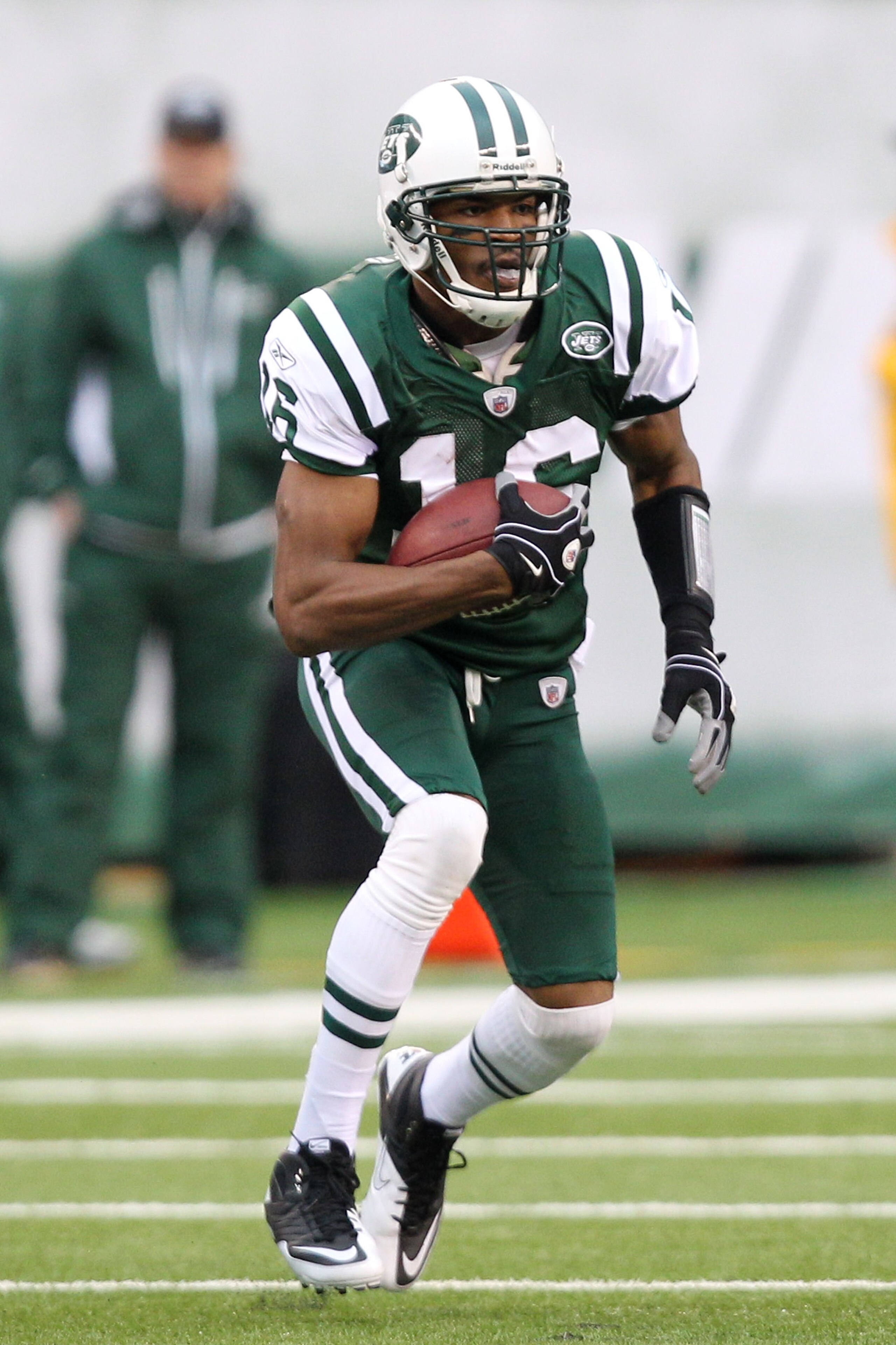 EAST RUTHERFORD, NJ - JANUARY 02:  Brad Smith #16 of the New York Jets runs downfield against the Buffalo Bills at New Meadowlands Stadium on January 2, 2011 in East Rutherford, New Jersey.  (Photo by Michael Heiman/Getty Images)