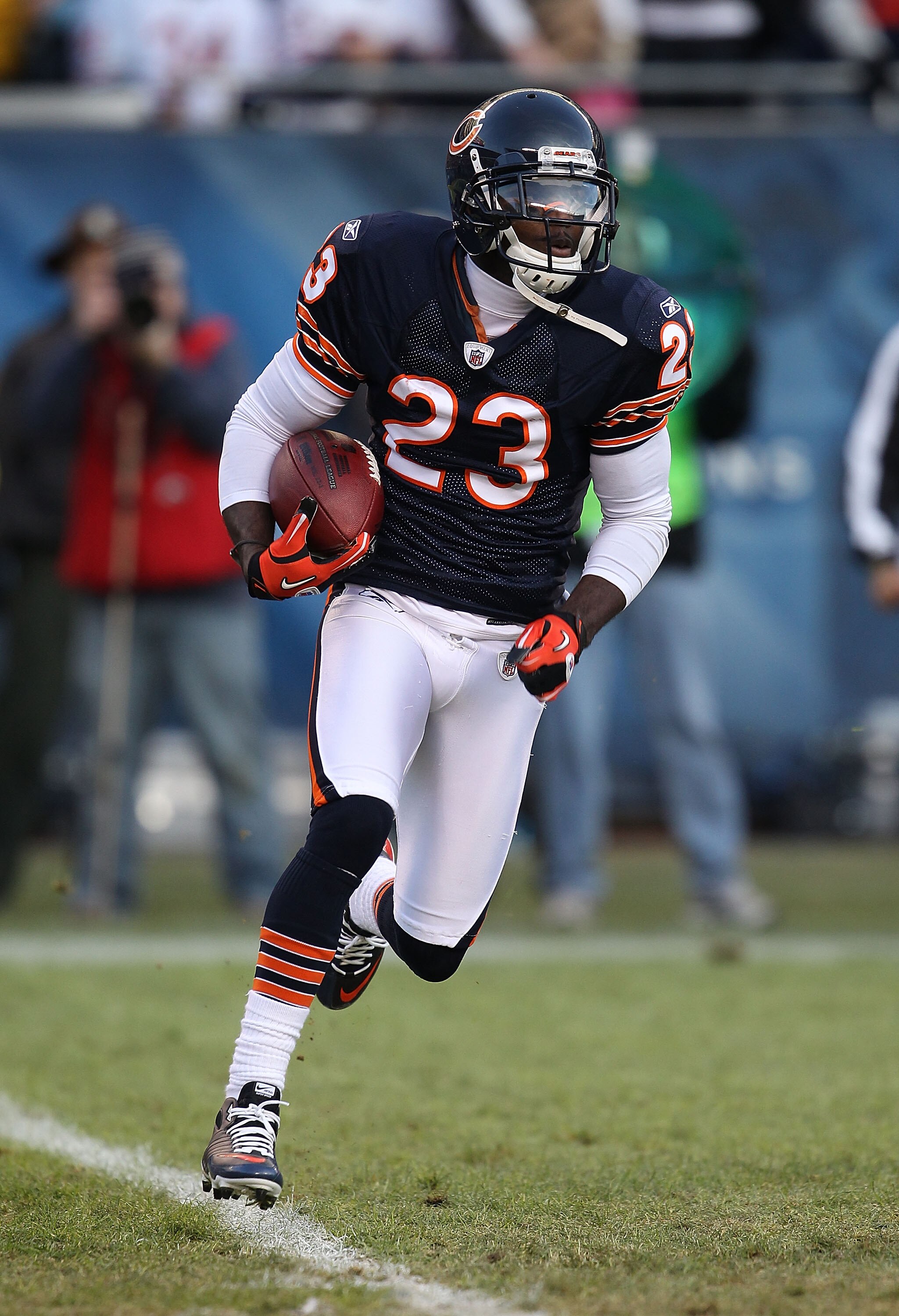 CHICAGO - NOVEMBER 28: Devin Hetser #23 of the Chicago Bears returns a kick against the Philadelphia Eagles at Soldier Field on November 28, 2010 in Chicago, Illinois. The Bears defeated the Eagles 31-26. (Photo by Jonathan Daniel/Getty Images)