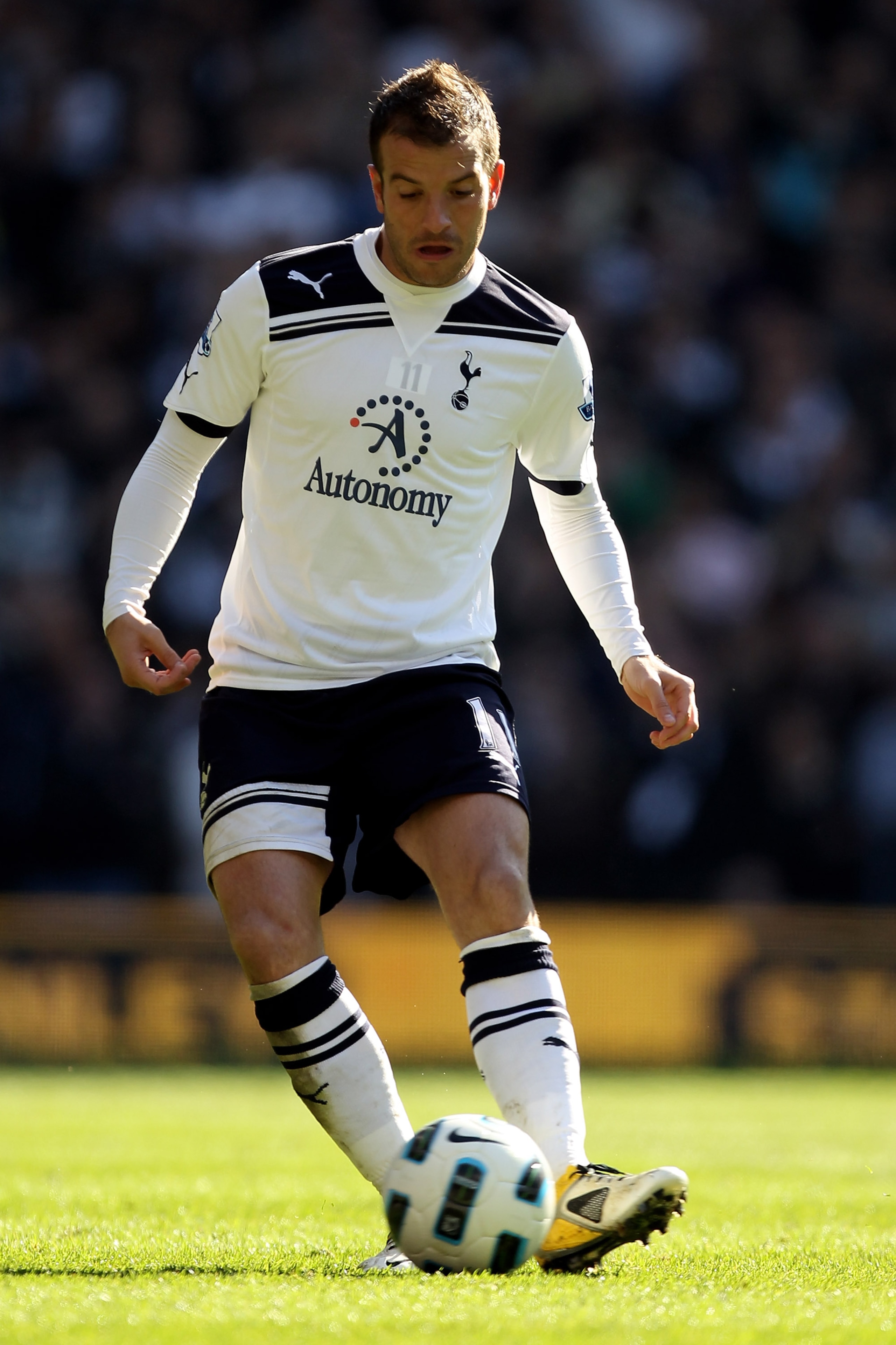 LONDON, ENGLAND - MARCH 19:  Rafael van der Vaart (L) of Tottenham in action  during the Barclays Premier League match between Tottenham Hotspur and West Ham United at White Hart Lane on March 19, 2011 in London, England.  (Photo by Ian Walton/Getty Image