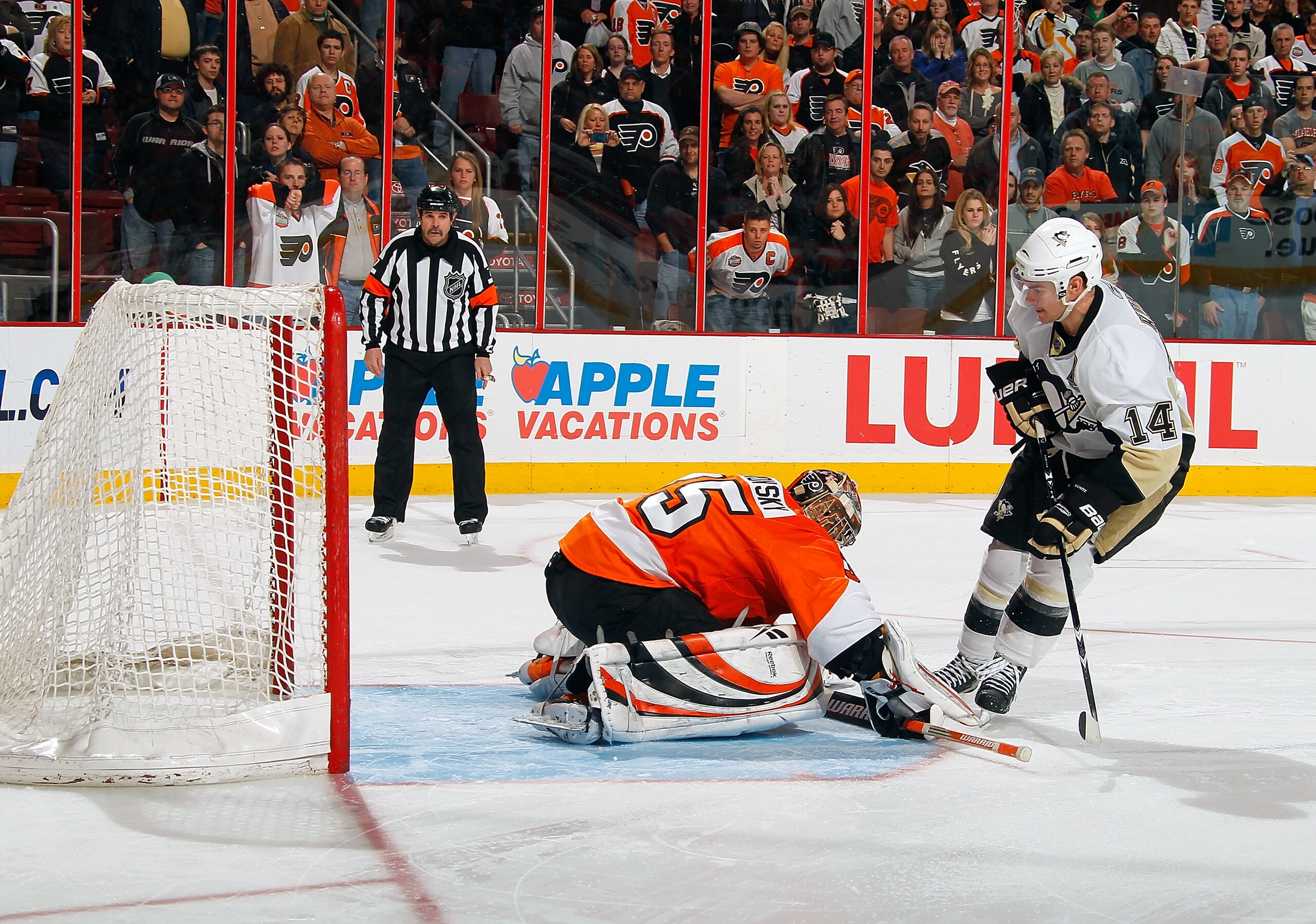 PHILADELPHIA - MARCH 24:  Chris Kunitz #14 of the Pittsburgh Penguins scoring the game winner in a shootout against the Philadelphia Flyers on March 24, 2011 at the Wells Fargo Center in Philadelphia, Pennsylvania.  (Photo by Lou Capozzola/Getty Images)