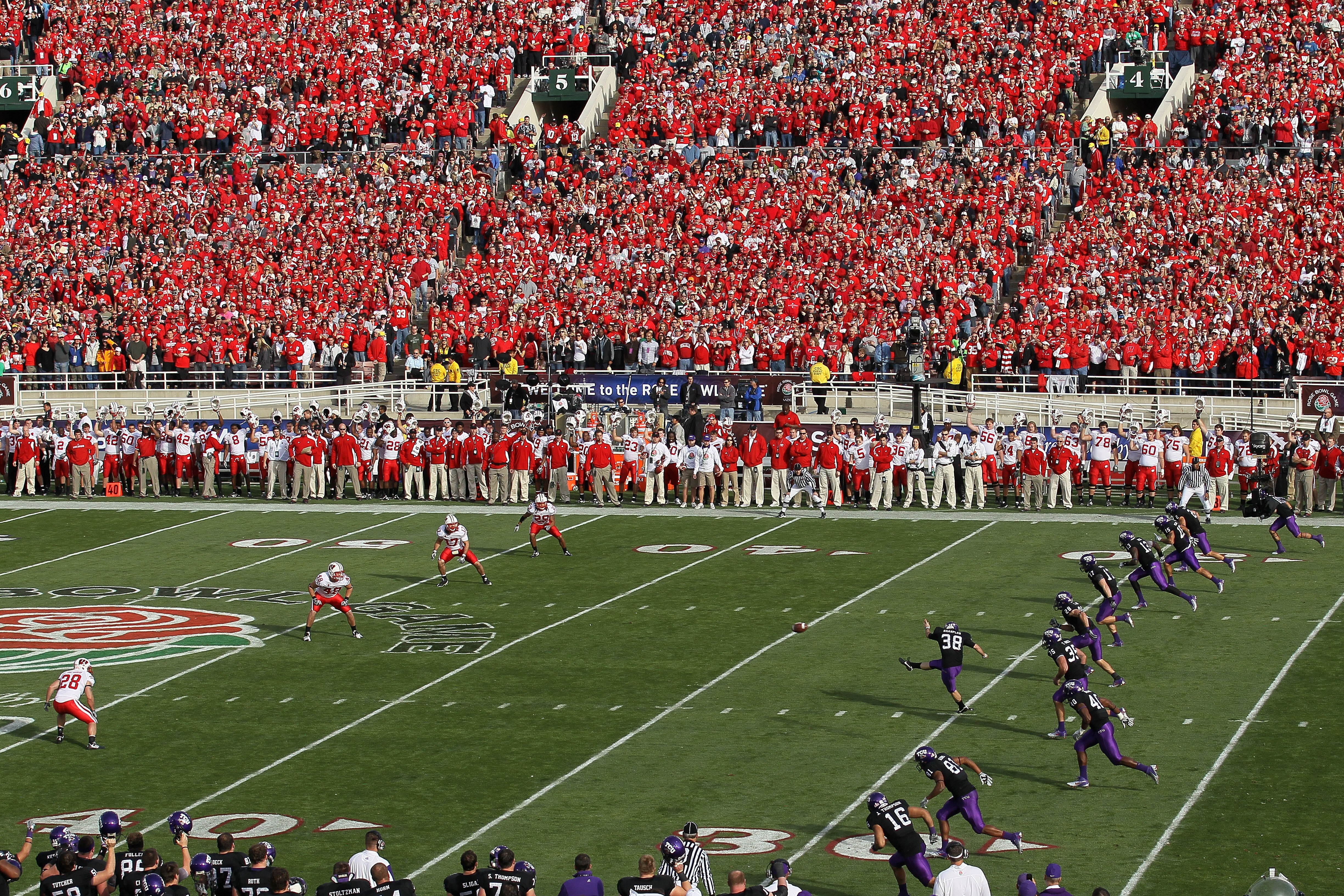 PASADENA, CA - JANUARY 01:  A view of the kickoff between the Wisconsin Badgers and the TCU Horned Frogs in the 97th Rose Bowl game on January 1, 2011 in Pasadena, California.  (Photo by Stephen Dunn/Getty Images)