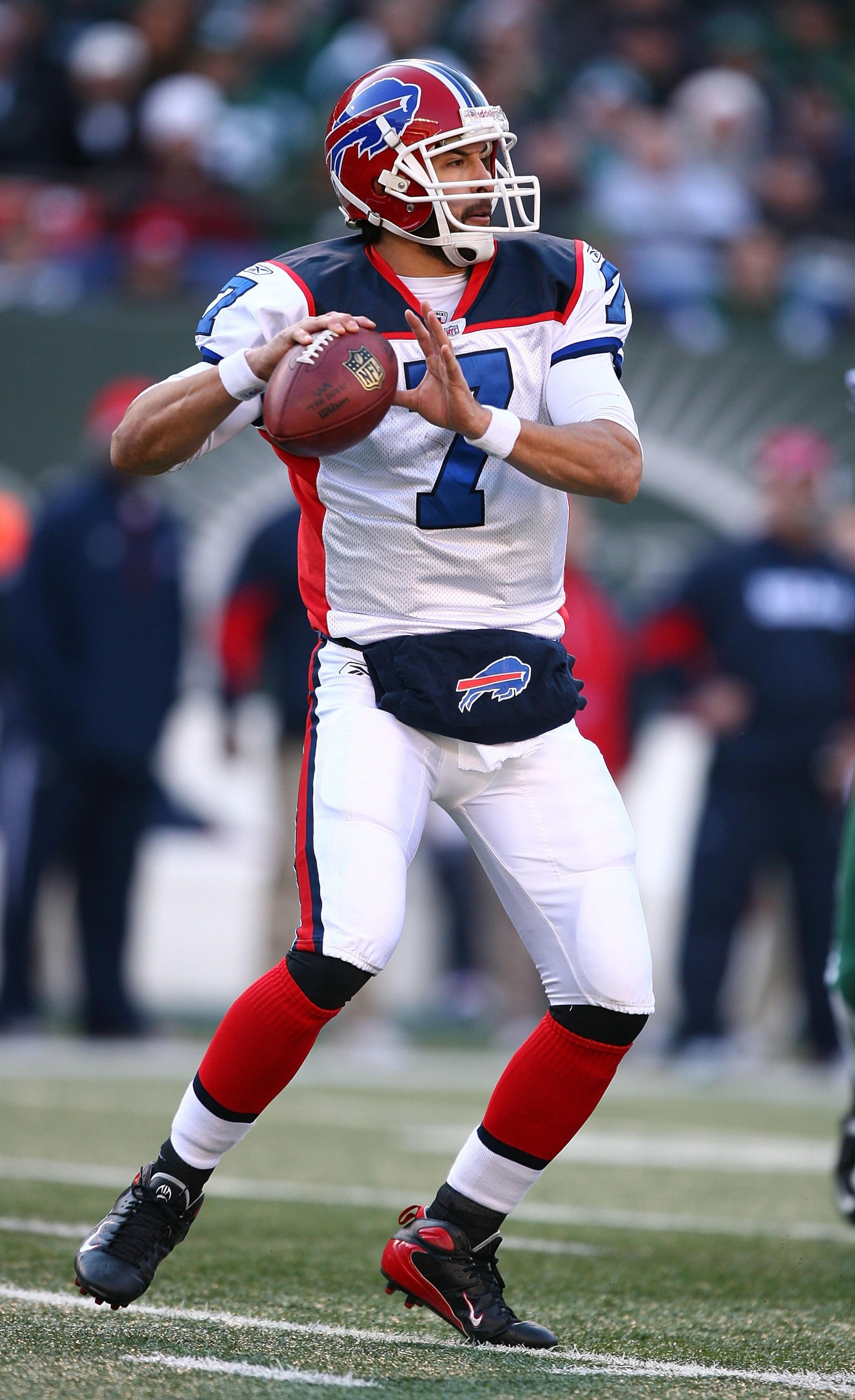 EAST RUTHERFORD, NJ - DECEMBER 14:  JP Losman #7 of The Buffalo Bills looks to pass against the New York Jets during their game on December 14, 2008 at Giants Stadium in East Rutherford, New Jersey.  (Photo by Al Bello/Getty Images)