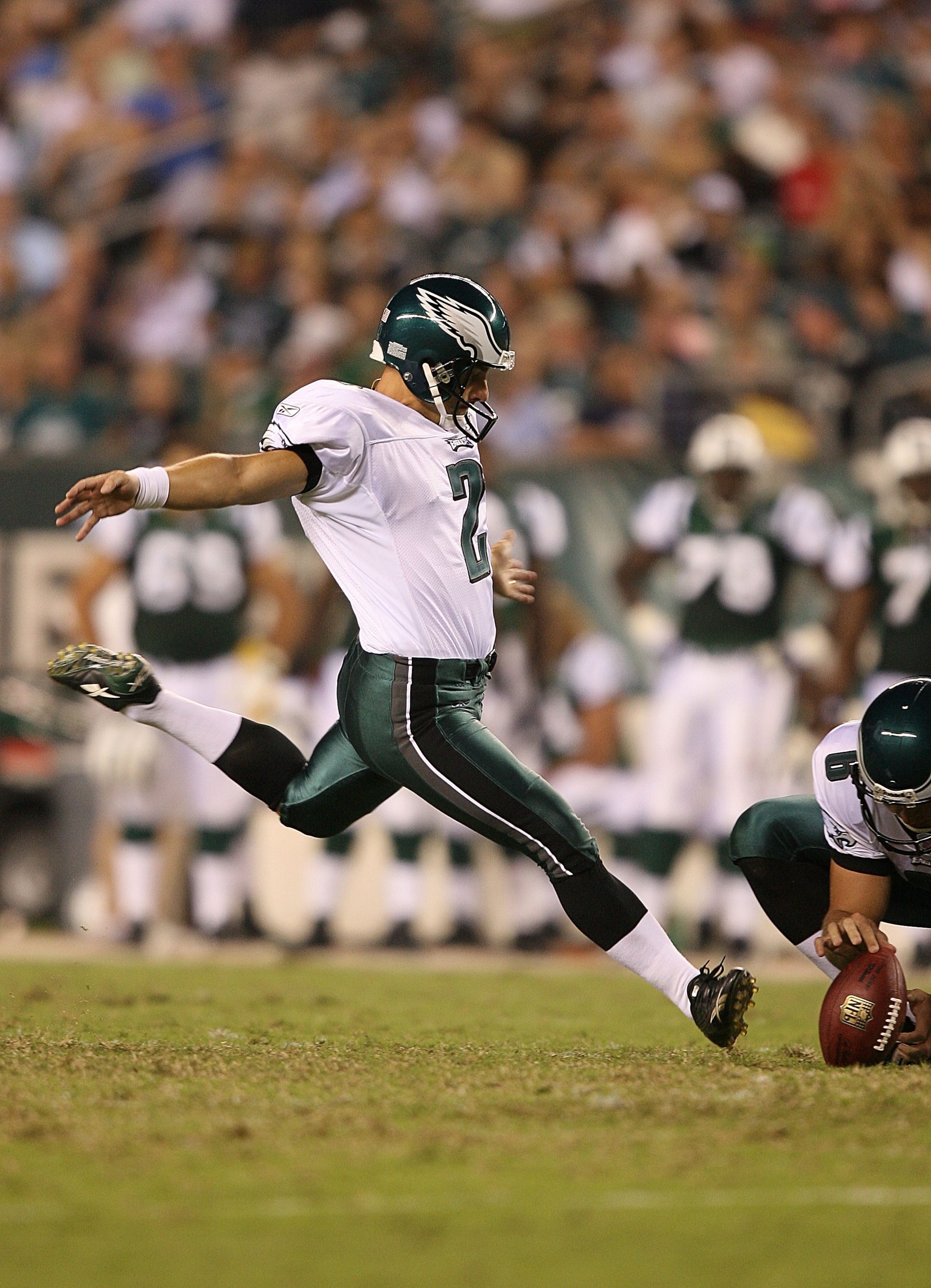 PHILADELPHIA - AUGUST 30:  Kicker David Akers #2 of the Philadelphia Eagles kicks a field goal during a preseason game against the New York Jets at Lincoln Financial Field August 30, 2007 in Philadelphia, Pennsylvania.  (Photo by Mike Ehrmann/Getty Images