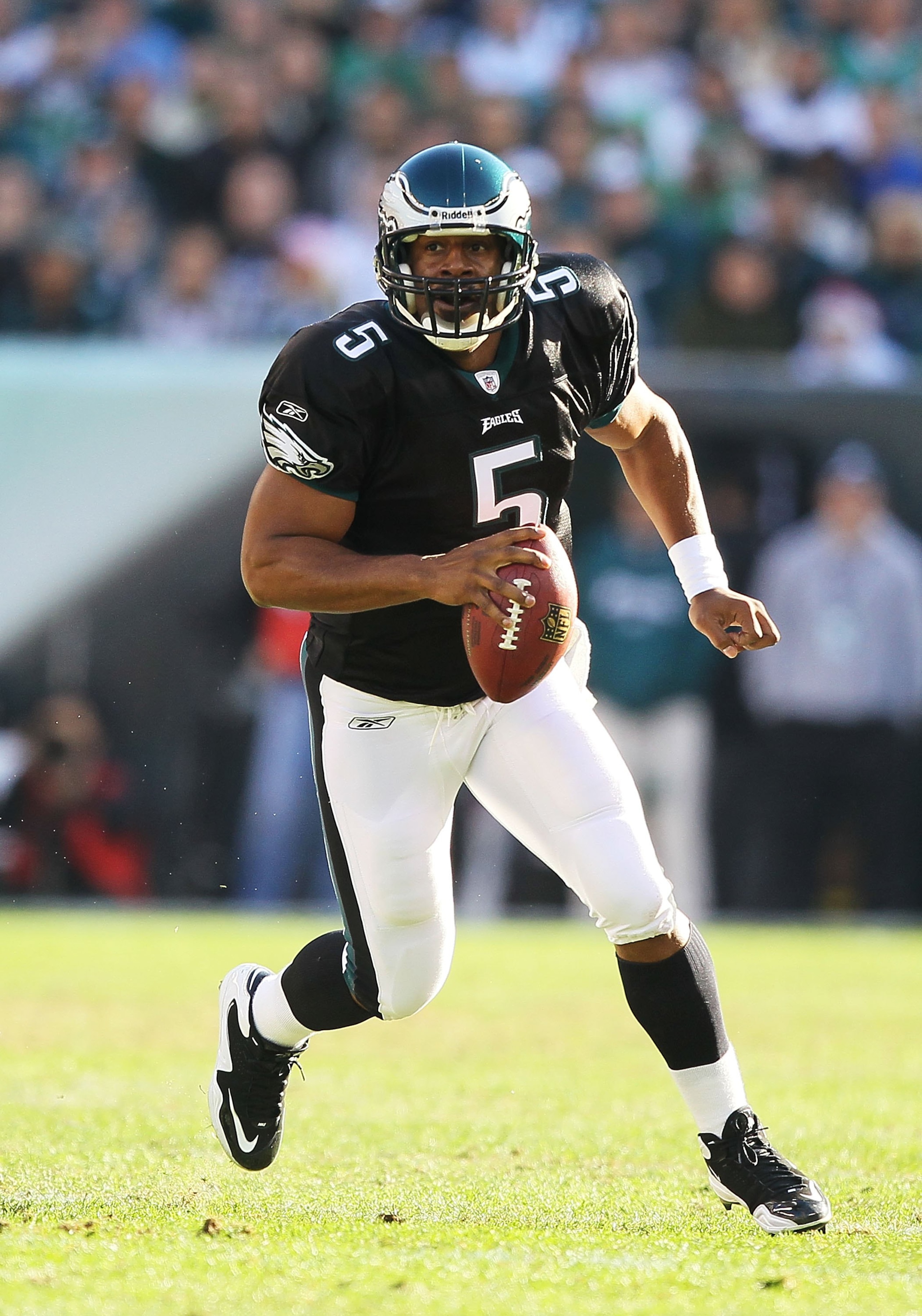 PHILADELPHIA - NOVEMBER 29:  Donovan McNabb #5 of the Philadelphia Eagles in action against the Washington Redskins during their game at Lincoln Financial Field on November 29, 2009 in Philadelphia, Pennsylvania.  (Photo by Al Bello/Getty Images)