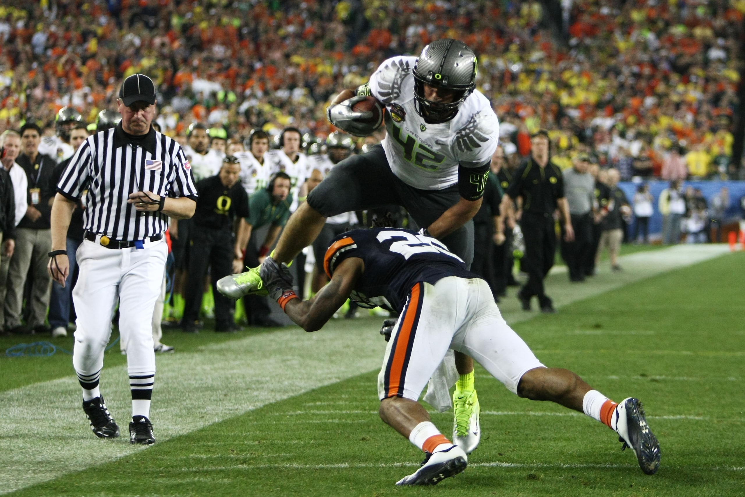 GLENDALE, AZ - JANUARY 10: David Paulson #42 of the Oregon Ducks is upended as he tries to avoid the tackle of Mike McNeil #26 of the Auburn Tigers during the Tostitos BCS National Championship Game at University of Phoenix Stadium on January 10, 2011 in GLENDALE, AZ - JANUARY 10: David Paulson #42 of the Oregon Ducks is upended as he tries to avoid the tackle of Mike McNeil #26 of the Auburn Tigers during the Tostitos BCS National Championship Game at University of Phoenix Stadium on January 10, 2011 in