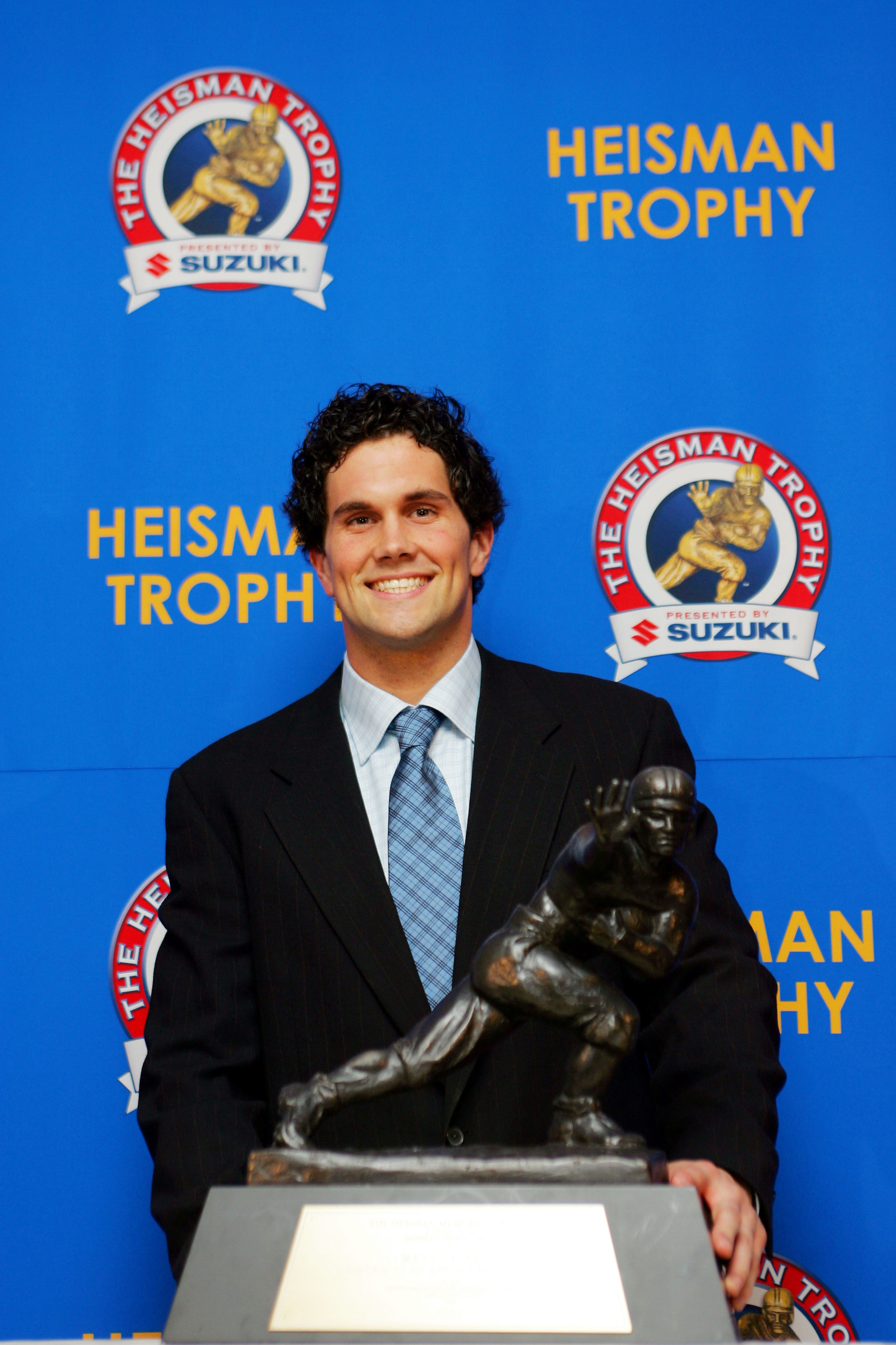 NEW YORK - DECEMBER 11:  Quarterback Matt Leinart of the University of Southern California Trojans wins the 2004 Heisman Trophy on December 11, 2004 in New York City. (Photo by Chris Trotman/Getty Images)