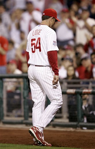 Phillies don't pick up options on Lidge, Oswalt