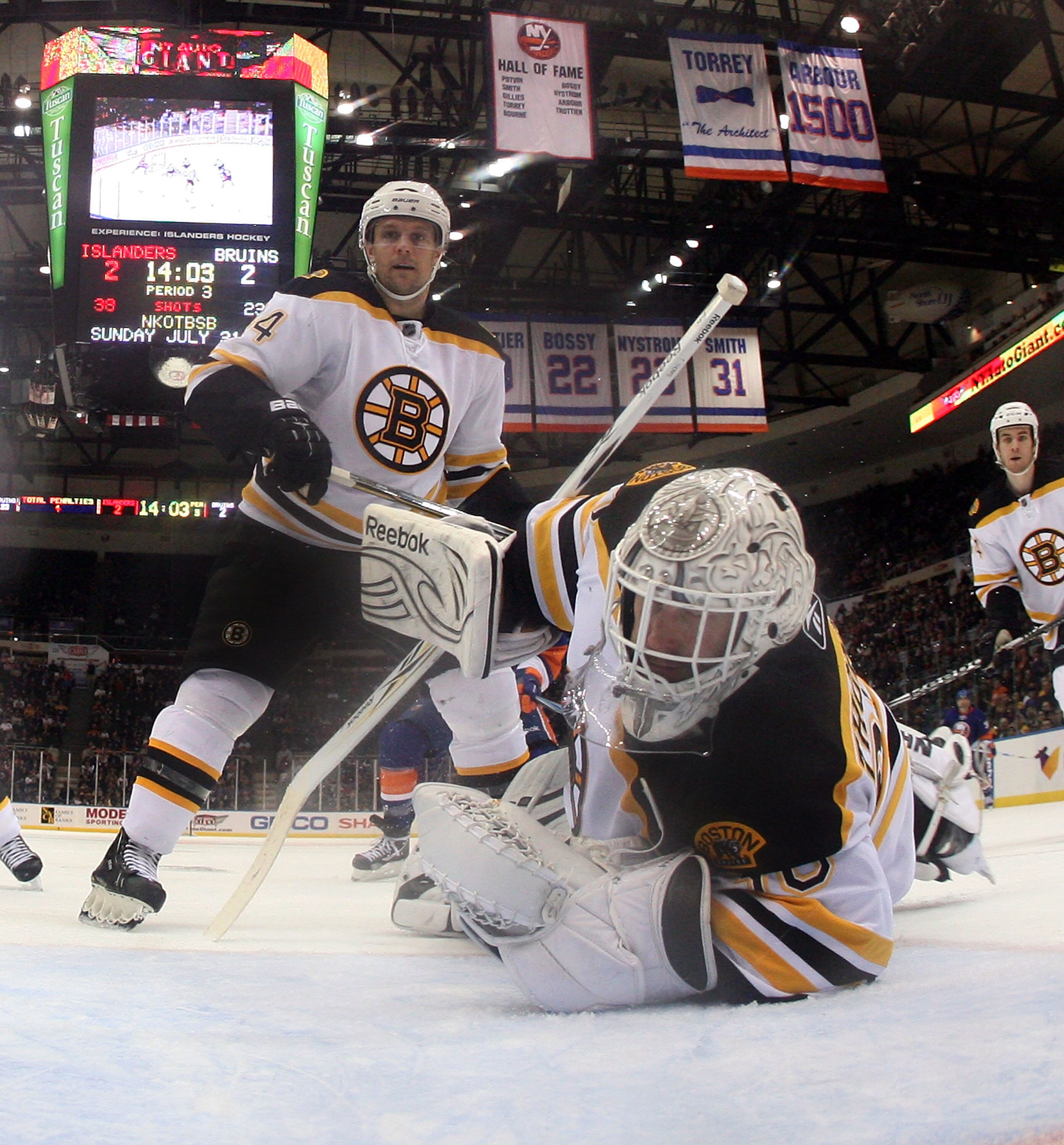 UNIONDALE, NY - MARCH 11:  Tim Thomas #30 of the Boston Bruins tends net against the New York Islanders at the Nassau Coliseum on March 11, 2011 in Uniondale, New York.  (Photo by Bruce Bennett/Getty Images)