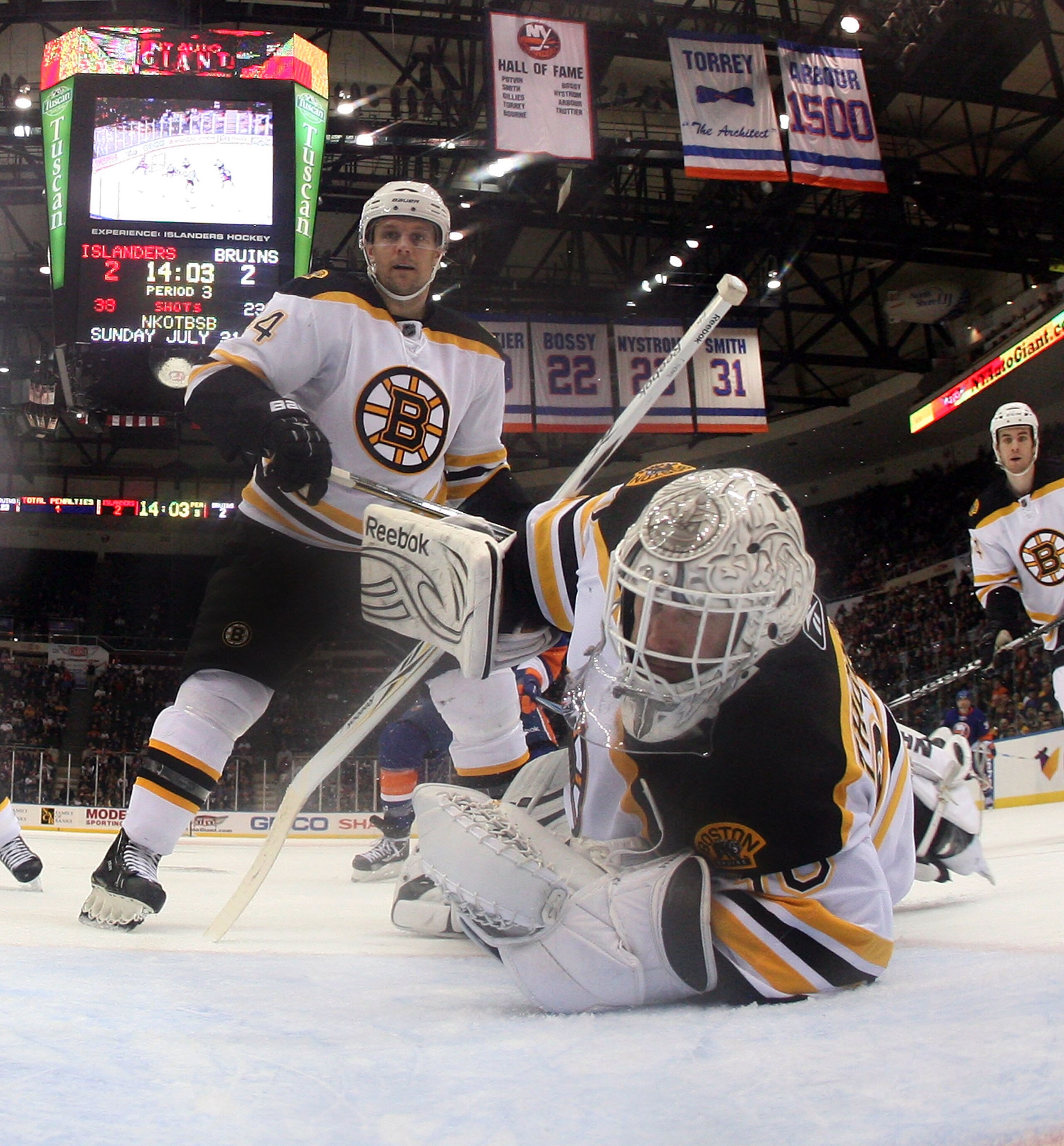 UNIONDALE, NY - MARCH 11:  Tim Thomas #30 of the Boston Bruins tends net against the New York Islanders at the Nassau Coliseum on March 11, 2011 in Uniondale, New York.  (Photo by Bruce Bennett/Getty Images)