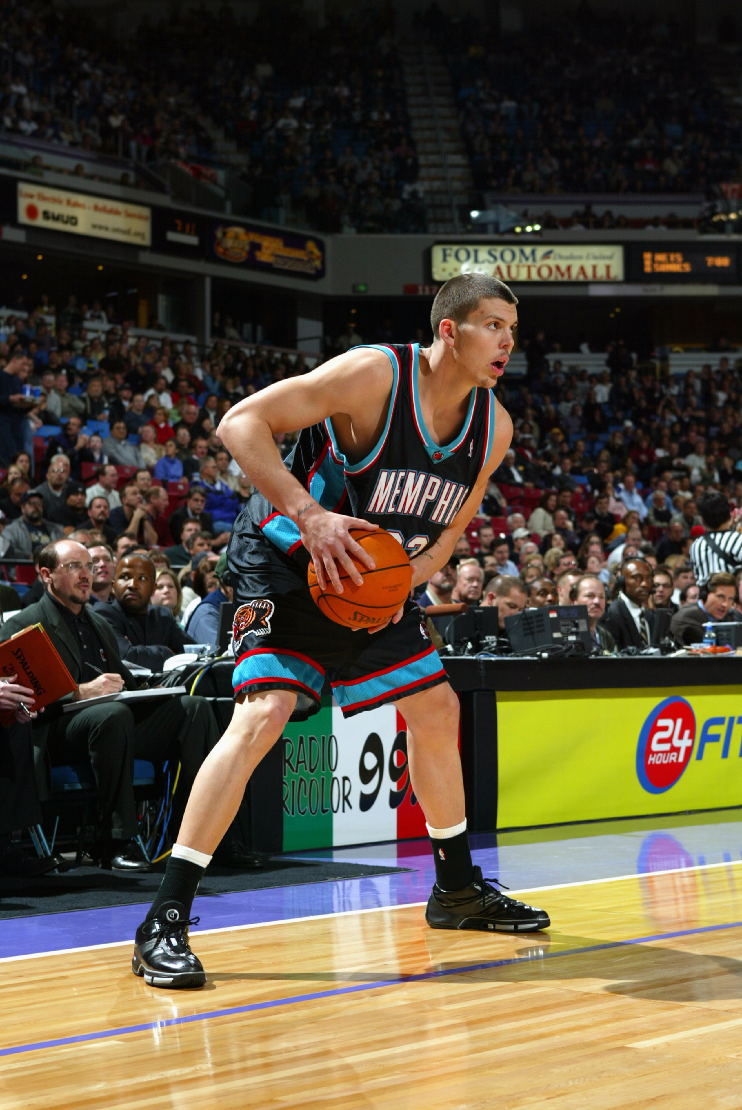 SACRAMENTO, CA - NOVEMBER 25: Mike Miller #33 of the Memphis Grizzlies holds the ball during the game against the Sacramento Kings at Arco Arena on November 25, 2003 in Sacramento, California. The Kings won 109-89. NOTE TO USER: User expressly acknowl SACRAMENTO, CA - NOVEMBER 25: Mike Miller #33 of the Memphis Grizzlies holds the ball during the game against the Sacramento Kings at Arco Arena on November 25, 2003 in Sacramento, California. The Kings won 109-89. NOTE TO USER: User expressly acknowl