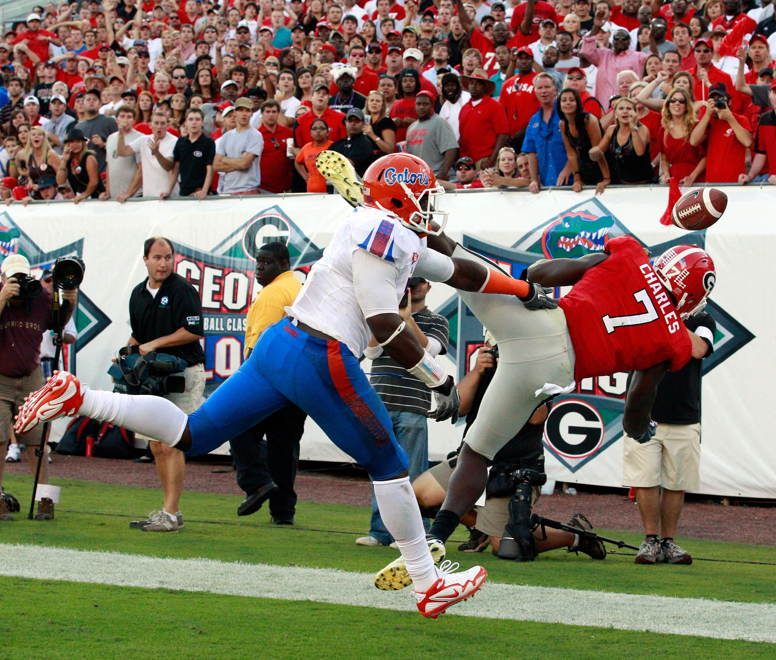 JACKSONVILLE, FL - OCTOBER 30:  Orson Charle #7 of the Georgia Bulldogs attempts to catch a pass against Ronald Powell #7 of the Florida Gators during the game at EverBank Field on October 30, 2010 in Jacksonville, Florida.  (Photo by Sam Greenwood/Getty 