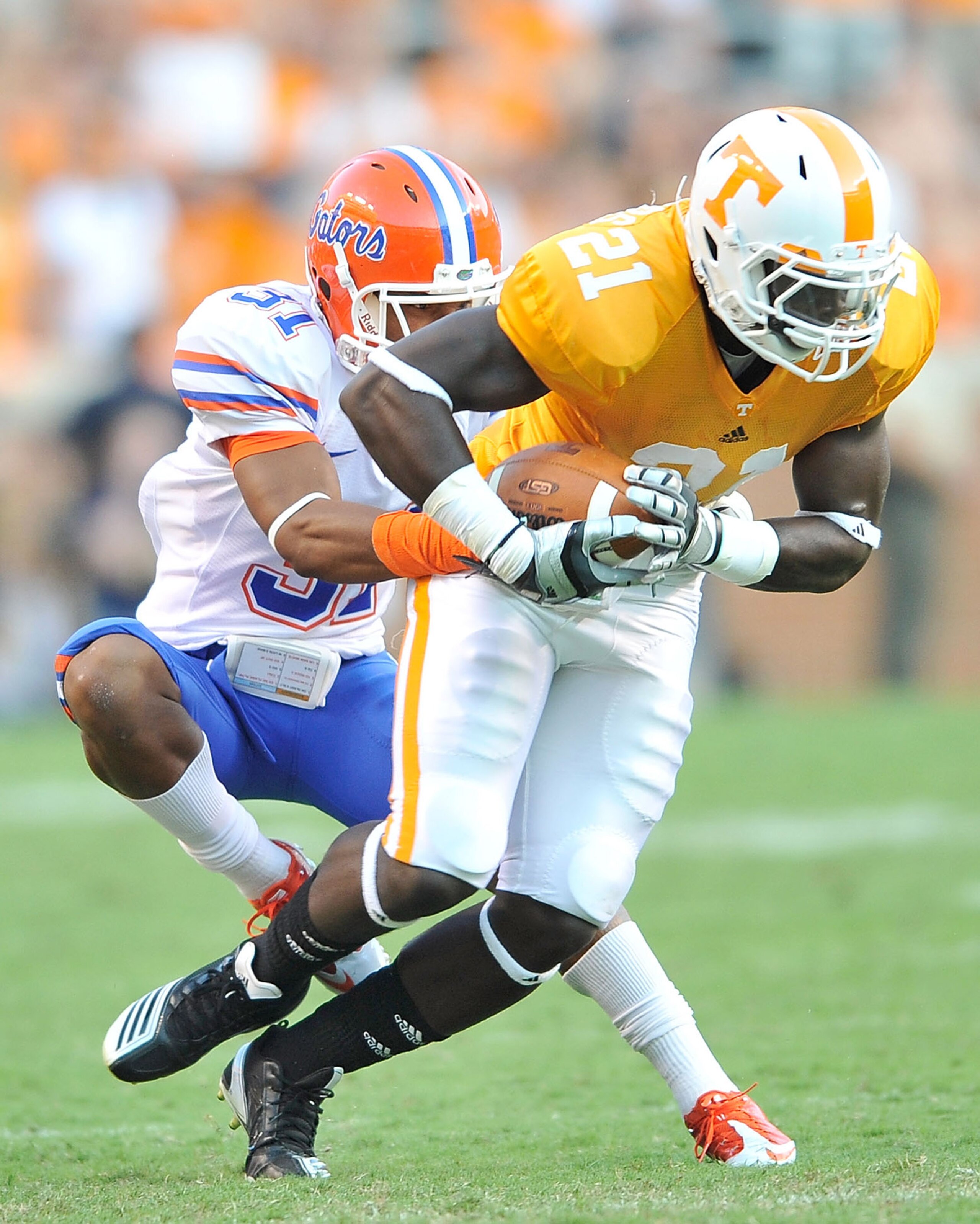 KNOXVILLE, TN - SEPTEMBER 18:  Brian Biada #31 of the Florida Gators tackles Da'Rick Rogers #21 of the Tennessee Volunteers at Neyland Stadium on September 18, 2010 in Knoxville, Tennessee. Florida won 31-17.  (Photo by Grant Halverson/Getty Images)