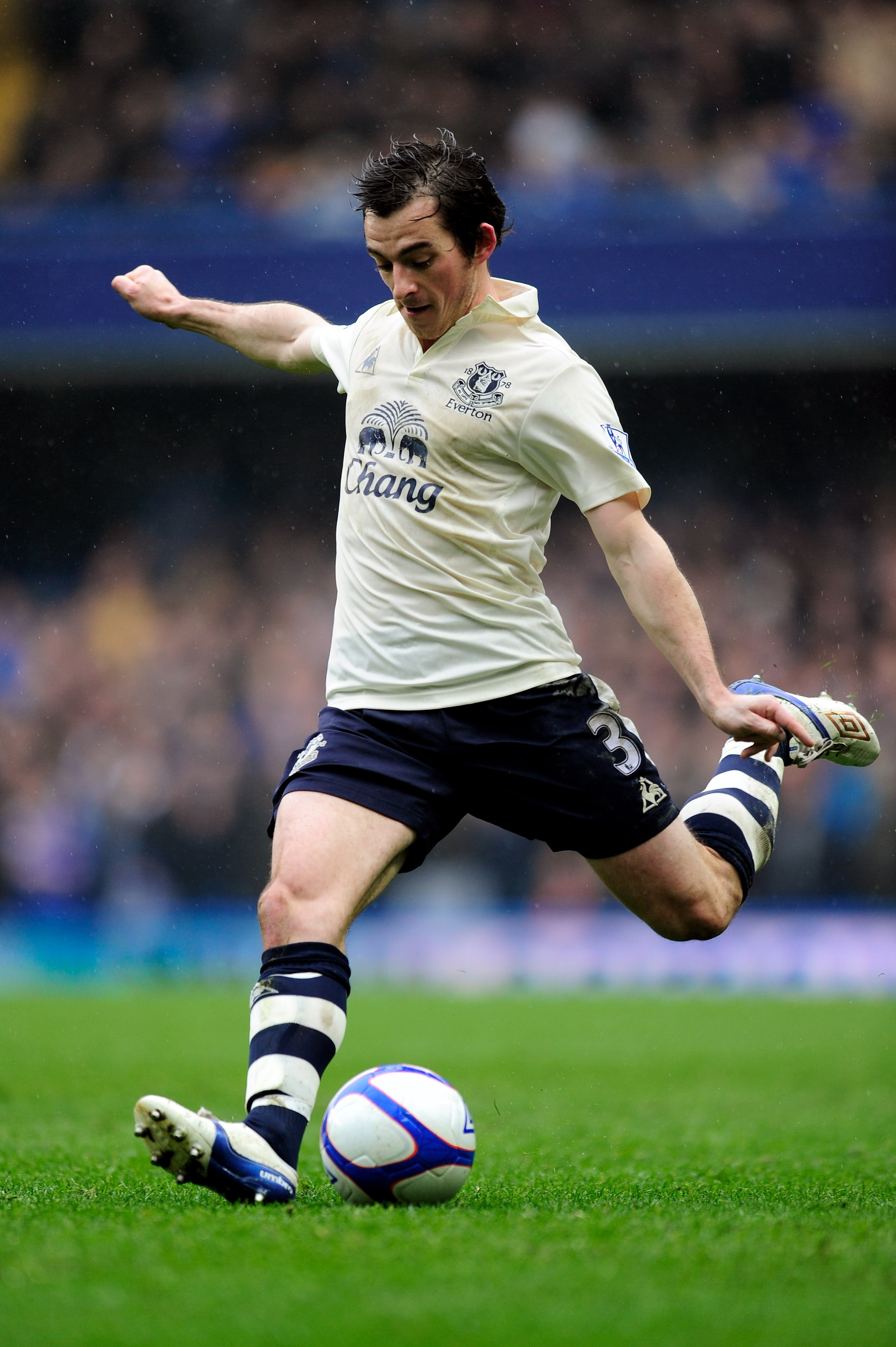 LONDON, ENGLAND - FEBRUARY 19:  Leighton Baines of Everton crosses the ball during the FA Cup sponsored by E.ON 4th round replay match between Chelsea and Everton at Stamford Bridge on February 19, 2011 in London, England.  (Photo by Jamie McDonald/Getty 