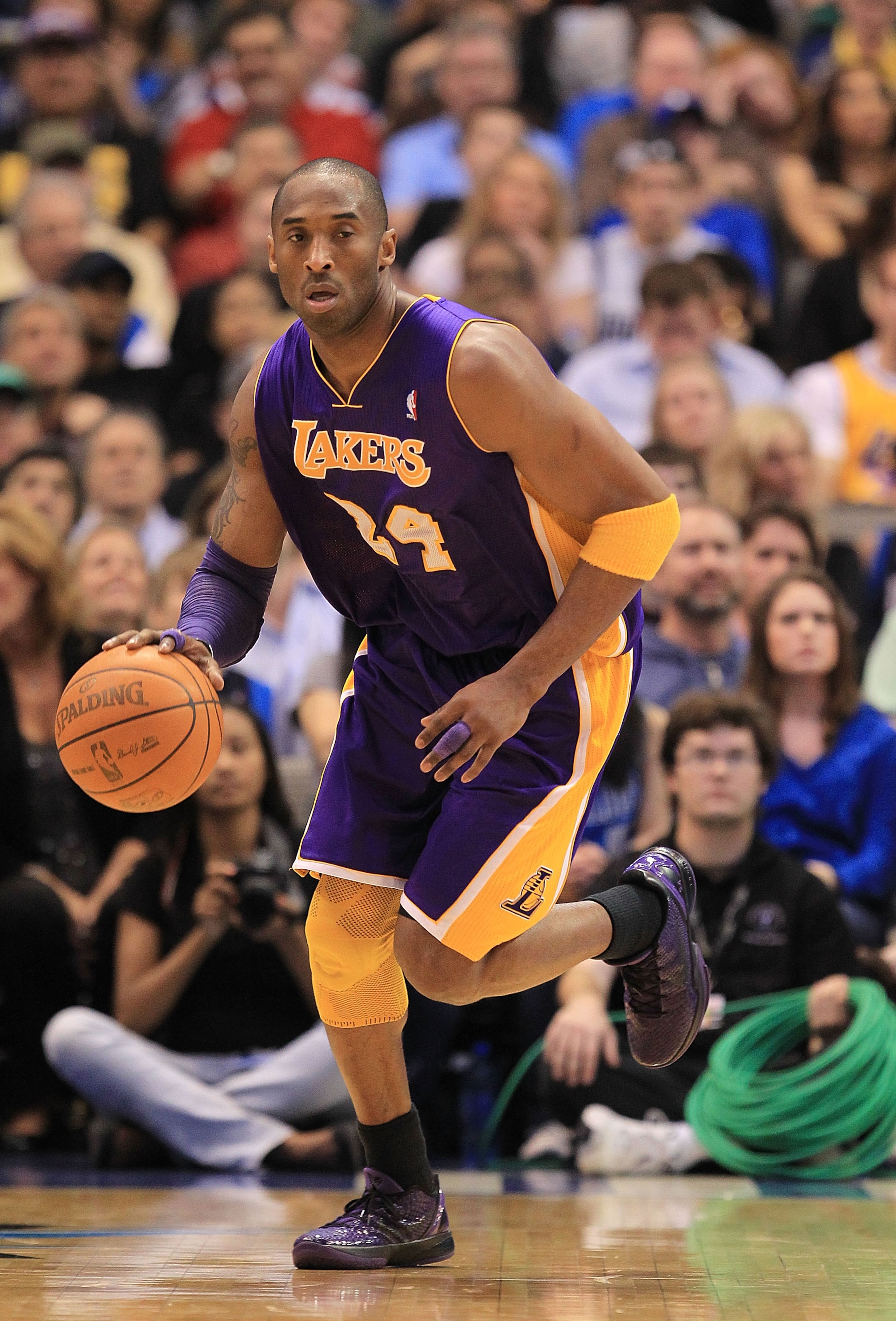 DALLAS, TX - MARCH 12: Guard Kobe Bryant #24 of the Los Angeles Lakers at American Airlines Center on March 12, 2011 in Dallas, Texas. NOTE TO USER: User expressly acknowledges and agrees that, by downloading and or using this photograph, User is consen DALLAS, TX - MARCH 12: Guard Kobe Bryant #24 of the Los Angeles Lakers at American Airlines Center on March 12, 2011 in Dallas, Texas. NOTE TO USER: User expressly acknowledges and agrees that, by downloading and or using this photograph, User is consen