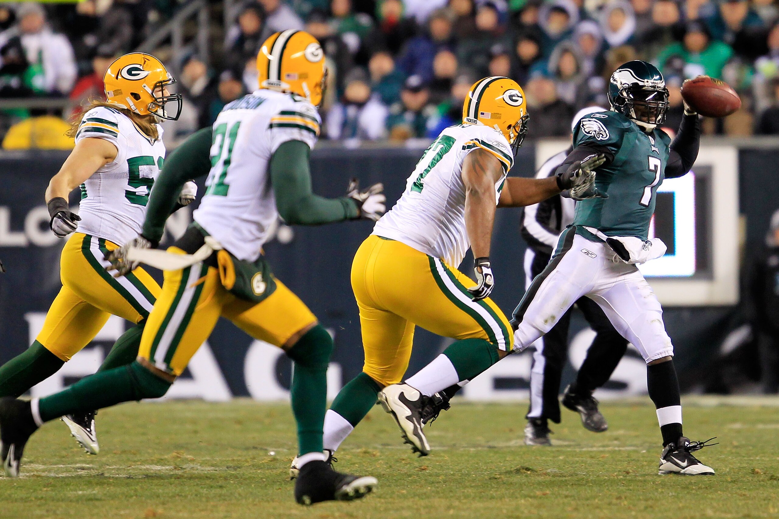 PHILADELPHIA, PA - JANUARY 09: Michael Vick #7 of the Philadelphia Eagles scrambles against the Green Bay Packers during the 2011 NFC wild card playoff game at Lincoln Financial Field on January 9, 2011 in Philadelphia, Pennsylvania. (Photo by Chris Tro PHILADELPHIA, PA - JANUARY 09: Michael Vick #7 of the Philadelphia Eagles scrambles against the Green Bay Packers during the 2011 NFC wild card playoff game at Lincoln Financial Field on January 9, 2011 in Philadelphia, Pennsylvania. (Photo by Chris Tro