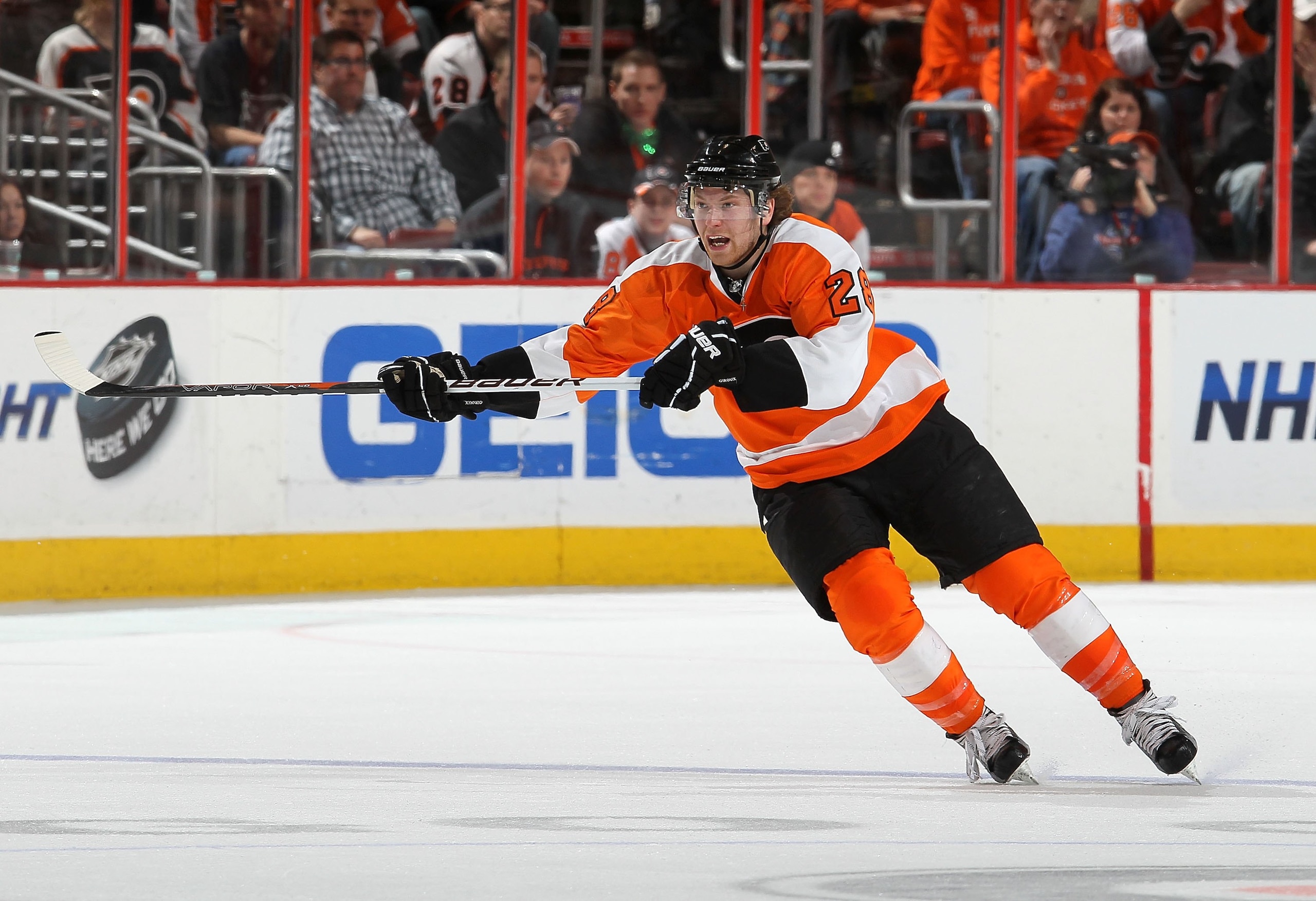 PHILADELPHIA, PA - MARCH 12:  Claude Giroux #28 of the Philadelphia Flyers skates against the Atlanta Thrashers on March 12, 2011 at Wells Fargo Center in Philadelphia, Pennsylvania.  (Photo by Jim McIsaac/Getty Images)
