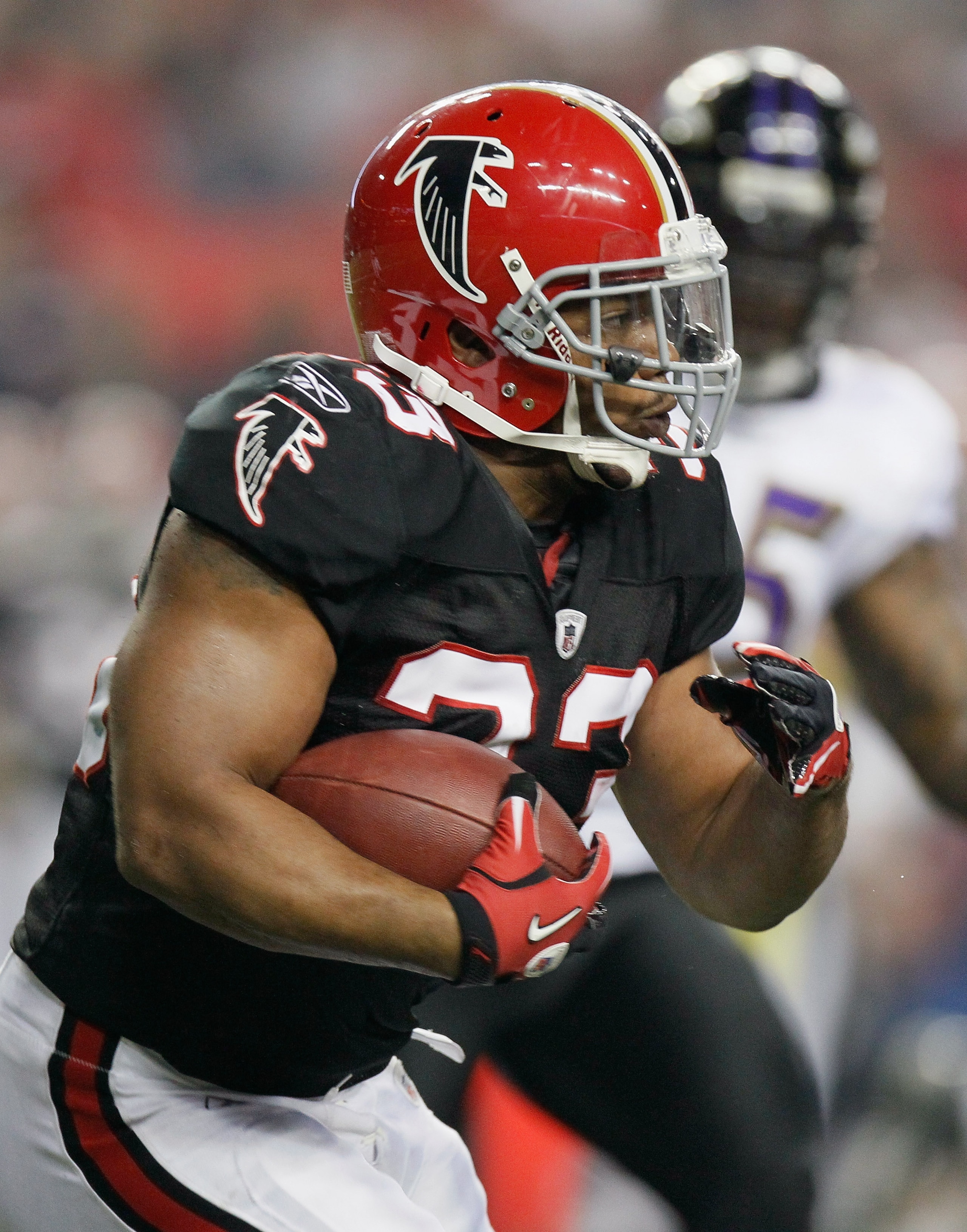 ATLANTA - NOVEMBER 11:  Michael Turner #33 of the Atlanta Falcons against the Baltimore Ravens at Georgia Dome on November 11, 2010 in Atlanta, Georgia.  (Photo by Kevin C. Cox/Getty Images)