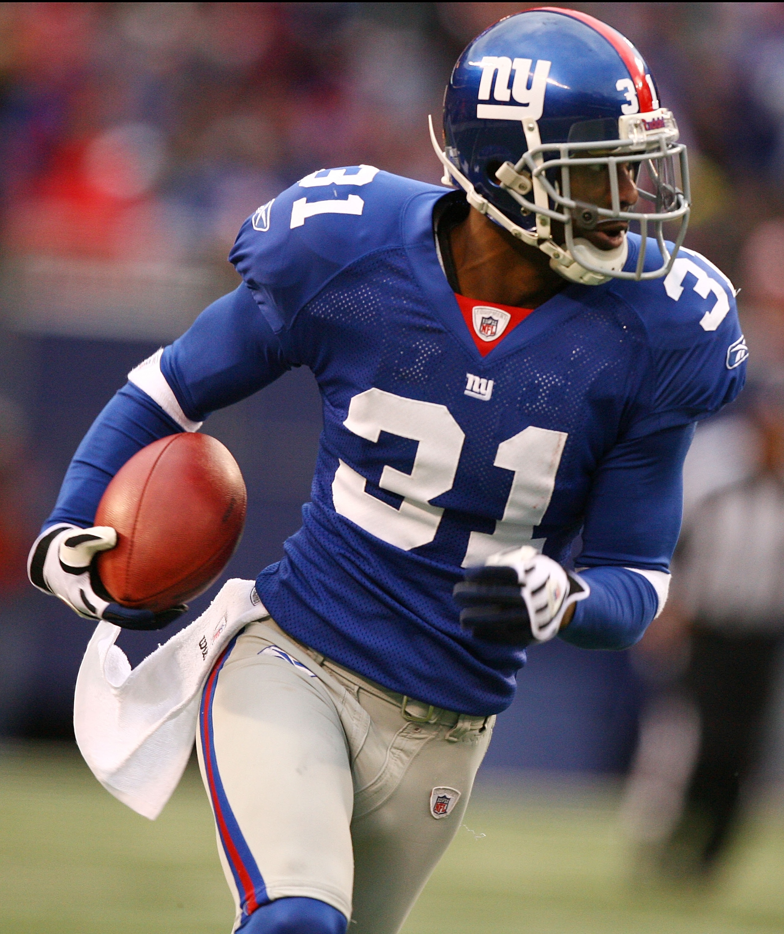 EAST RUTHERFORD, NJ - NOVEMBER 16:  Aaron Ross #31 of the New York Giants returns an interception for a touchdown against the Baltimore Ravens in the fourth quarter of  their game on November 16, 2008 at Giants Stadium in East Rutherford, New Jersey.  (Ph