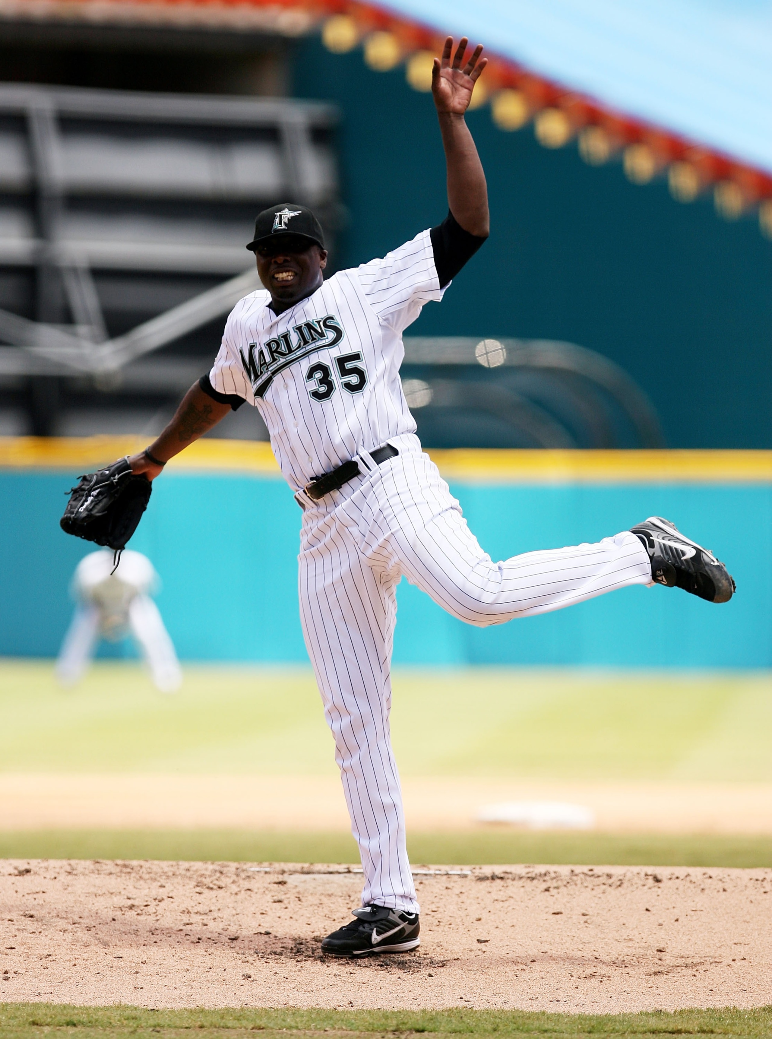 MIAMI - AUGUST 19:  Dontrelle Willis #35 of the Florida Marlins pitches against the San Francisco Giants at Dolphin Stadium on August 19, 2007 in Miami, Florida.  (Photo by Doug Benc/Getty Images)