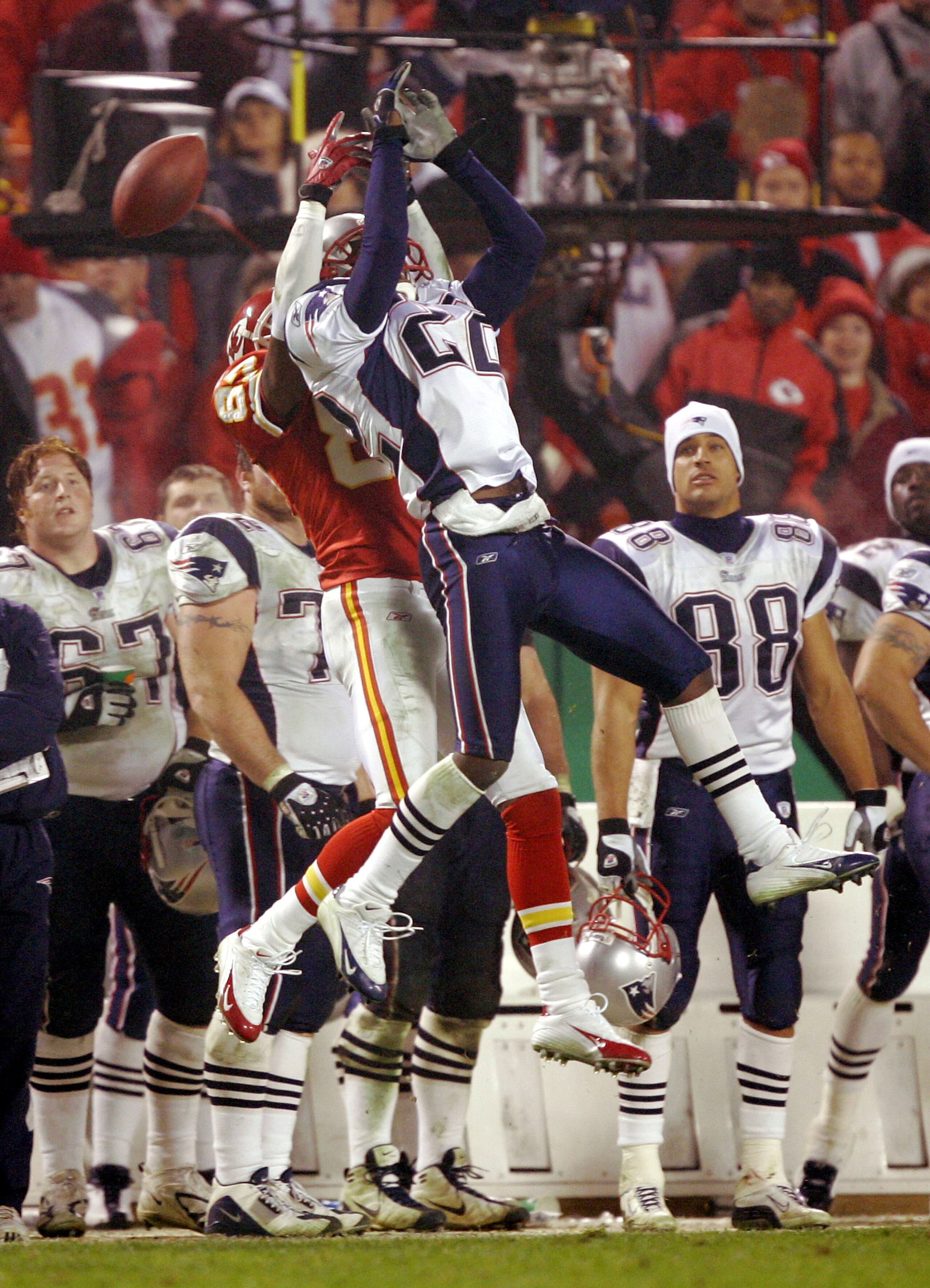 KANSAS CITY, MO - NOVEMBER 22:  Cornerback Asante Samuel #22 of the New England Patriots blocks wide receiver Eddie Kennison #87 of the Kansas City Chiefs from making a catch late in the fourth quarter during Monday Night Football November 22, 2004 at Arr