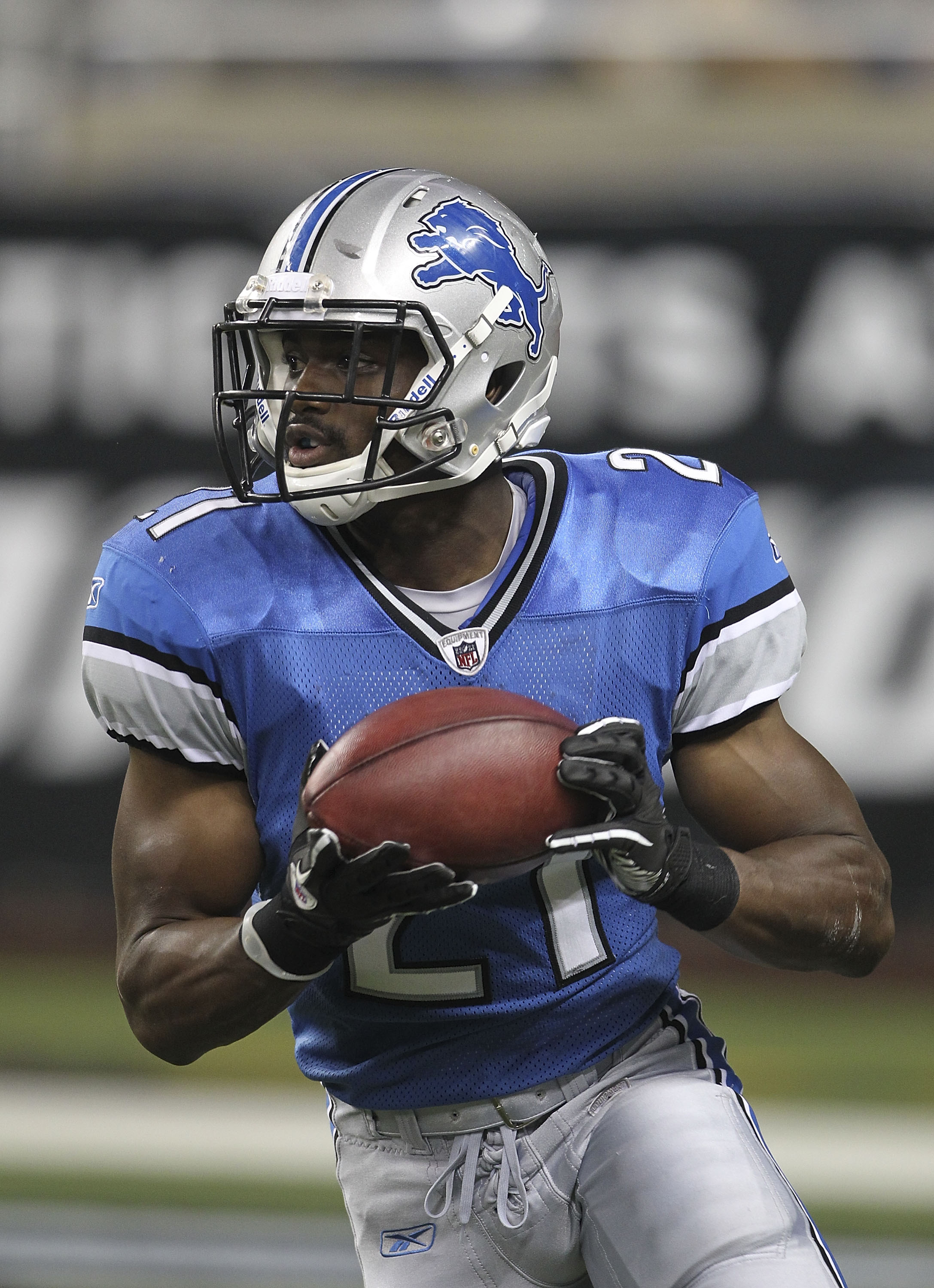DETROIT - SEPTEMBER 02: Aaron Brown #21 of the Detroit Lions runs for a short gain in the second quarter of the preseason game against the Buffalo Bills at Ford Field on September 2, 2010 in Detroit, Michigan.  (Photo by Leon Halip/Getty Images)
