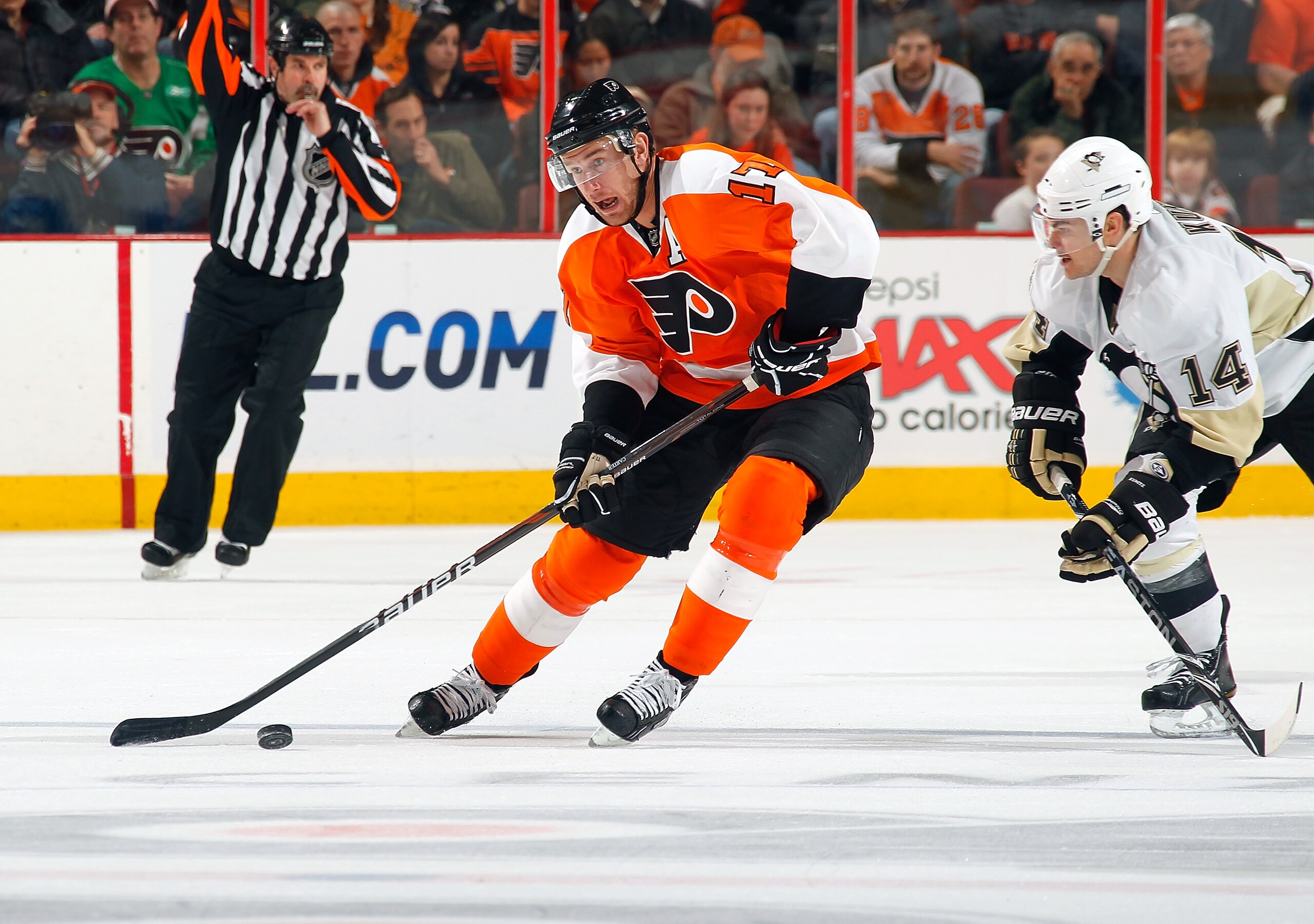 PHILADELPHIA - MARCH 24: Jeff Carter #17 Philadelphia Flyers in action  during a game against the Pittsburgh Penguins on March 24, 2011 at the Wells Fargo Center in Philadelphia, Pennsylvania.  (Photo by Lou Capozzola/Getty Images)