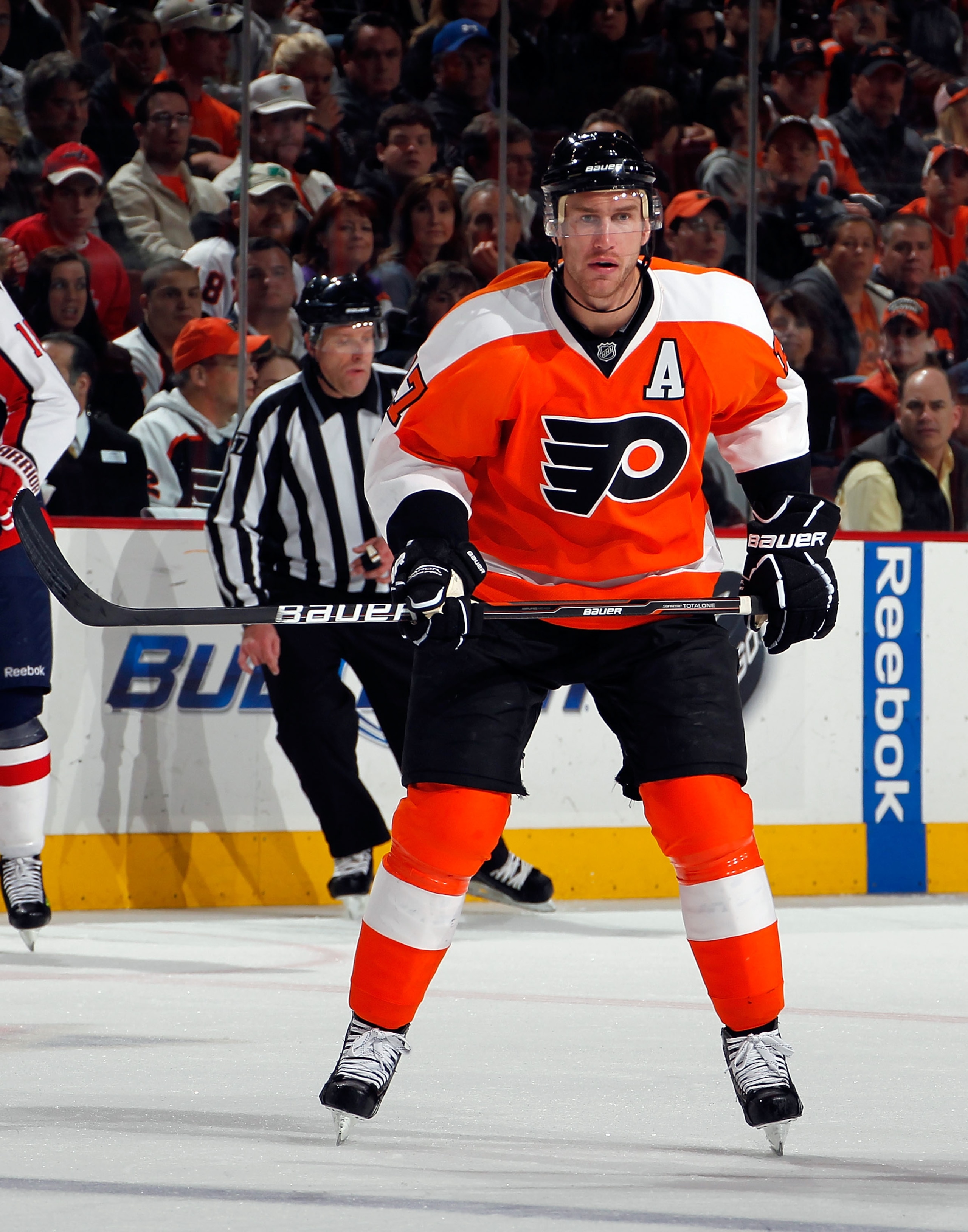 PHILADELPHIA, PA - MARCH 22:  Jeff Carter #17 of the Philadelphia Flyers skates during an NHL hockey game against the Washington Capitals at the Wells Fargo Center on March 22, 2011 in Philadelphia, Pennsylvania.  (Photo by Paul Bereswill/Getty Images)