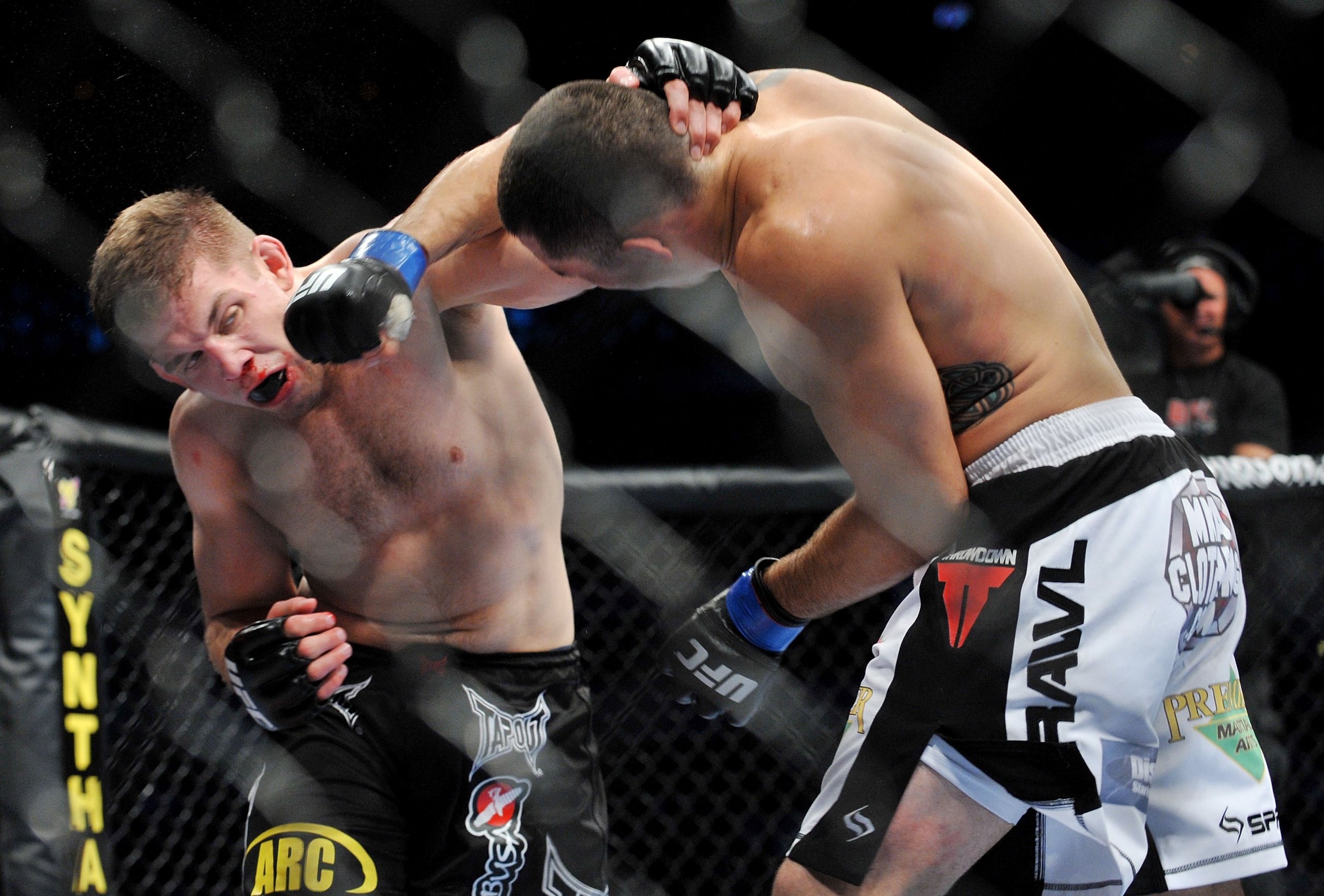 DALLAS - SEPTEMBER 19: UFC fighter Nik Lentz (L) battles UFC fighter Rafaello Oliveira (R) during their Lightweight bout at UFC 103: Franklin vs. Belfort at the American Airlines Center on September 19, 2009 in Dallas, Texas. (Photo by Jon Kopaloff/Gett DALLAS - SEPTEMBER 19: UFC fighter Nik Lentz (L) battles UFC fighter Rafaello Oliveira (R) during their Lightweight bout at UFC 103: Franklin vs. Belfort at the American Airlines Center on September 19, 2009 in Dallas, Texas. (Photo by Jon Kopaloff/Gett