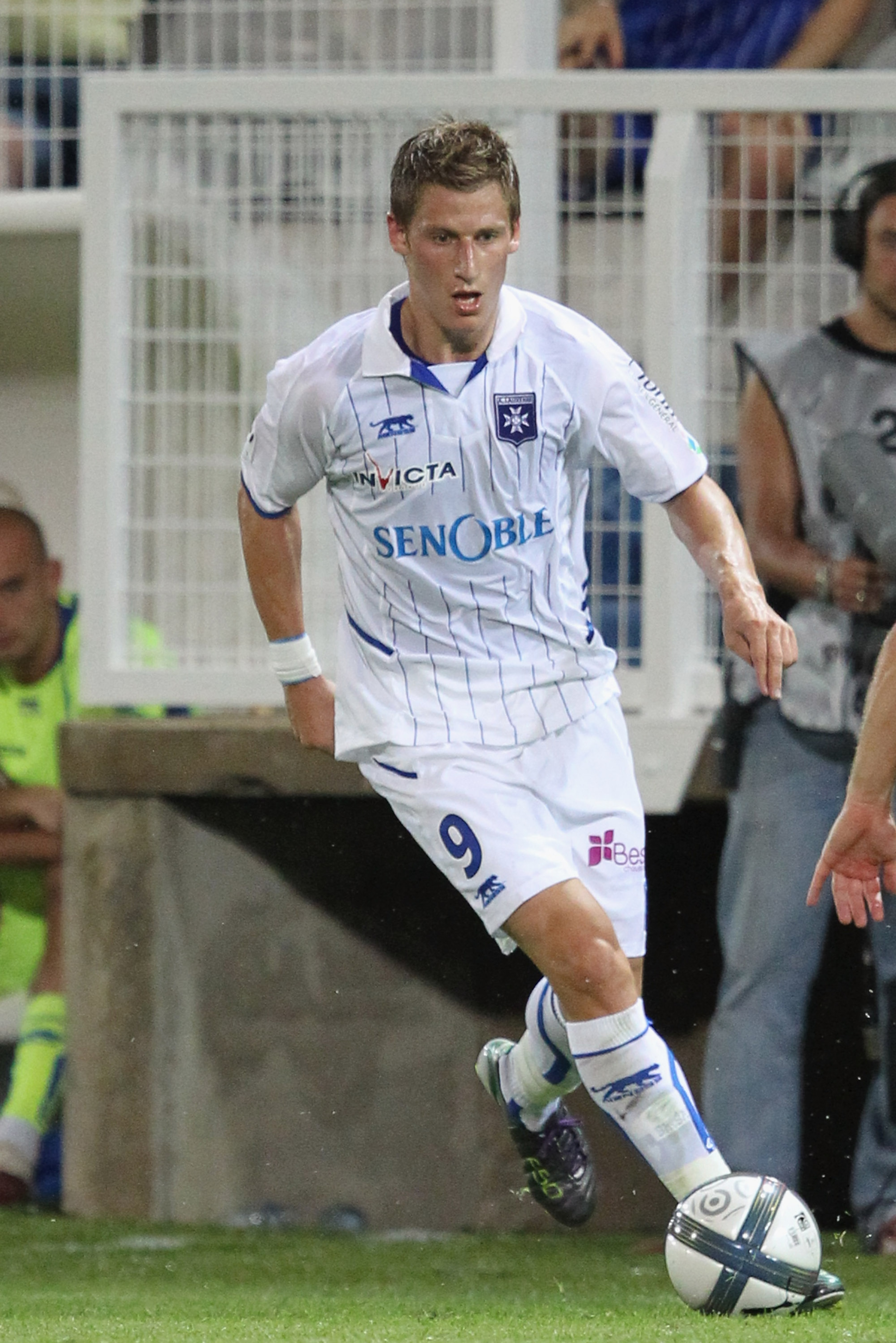 AUXERRE, FRANCE - AUGUST 07: Valter Birsa of Auxerre in action during the Ligue 1 match between Auxerre and Lorient at Abbe-Deschamp Stadium on August 7, 2010 in Auxerre, France. (Photo by Julien M. Hekimian/Getty Images) AUXERRE, FRANCE - AUGUST 07: Valter Birsa of Auxerre in action during the Ligue 1 match between Auxerre and Lorient at Abbe-Deschamp Stadium on August 7, 2010 in Auxerre, France. (Photo by Julien M. Hekimian/Getty Images)