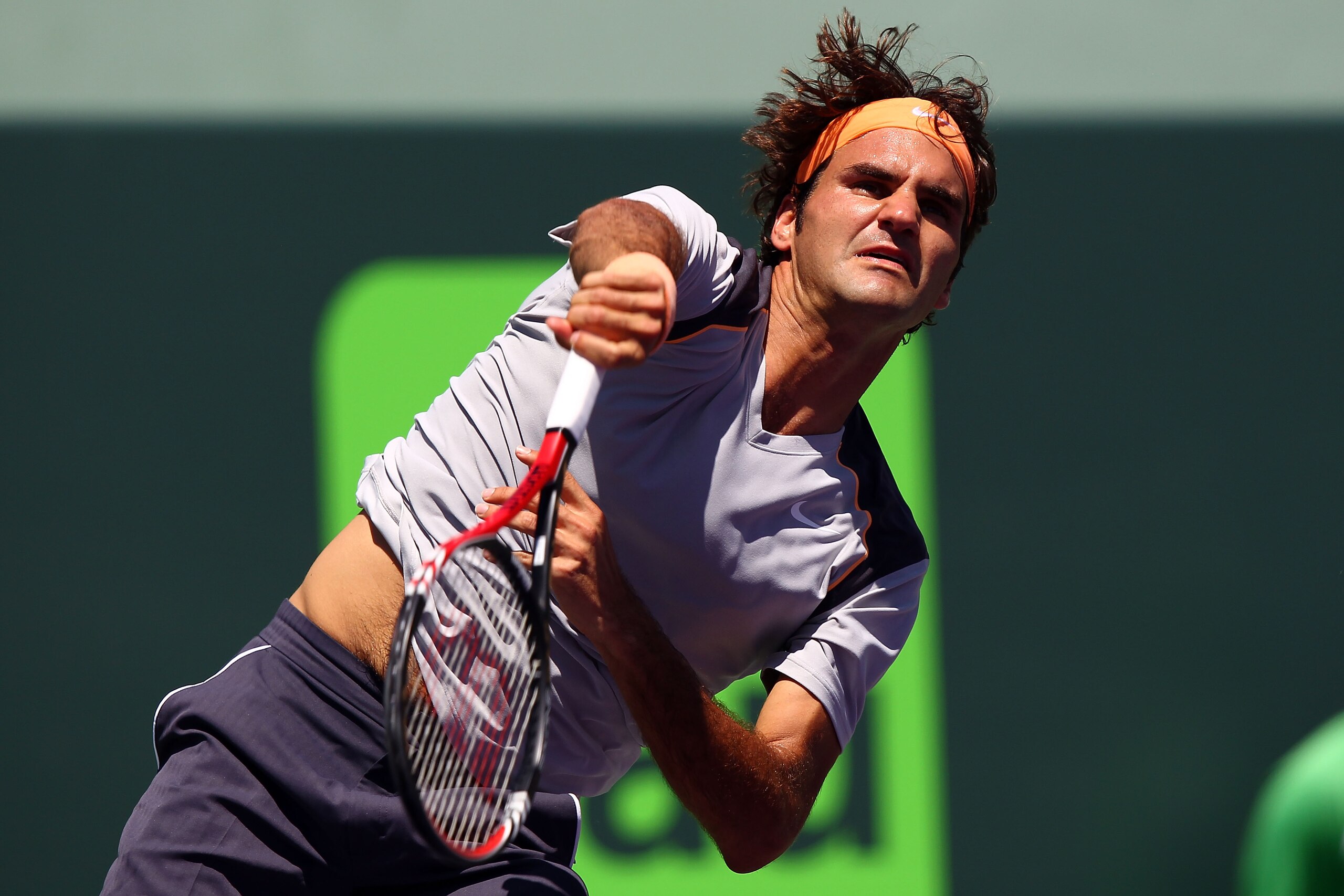 KEY BISCAYNE, FL - MARCH 26:  Roger Federer of Switzerland serves against Radek Stepanek of Czech Republic during the Sony Ericsson Open at Crandon Park Tennis Center on March 26, 2011 in Key Biscayne, Florida.  (Photo by Clive Brunskill/Getty Images)