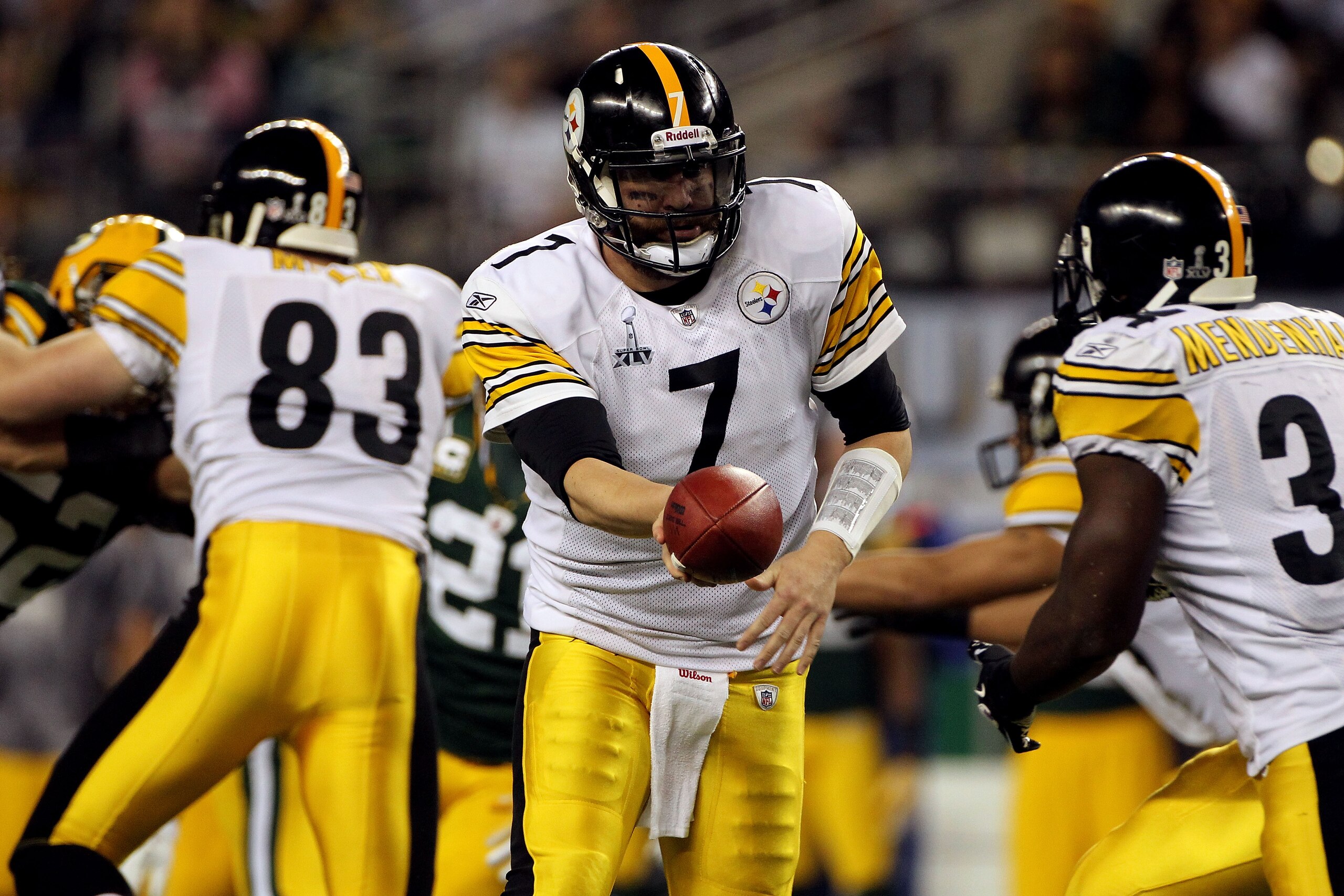 ARLINGTON, TX - FEBRUARY 06:  Ben Roethlisberger #7 of the Pittsburgh Steelers hands the ball off to Rashard Mendenhall #34 of the Pittsburgh Steelers during Super Bowl XLV at Cowboys Stadium on February 6, 2011 in Arlington, Texas.  (Photo by Doug Pensin