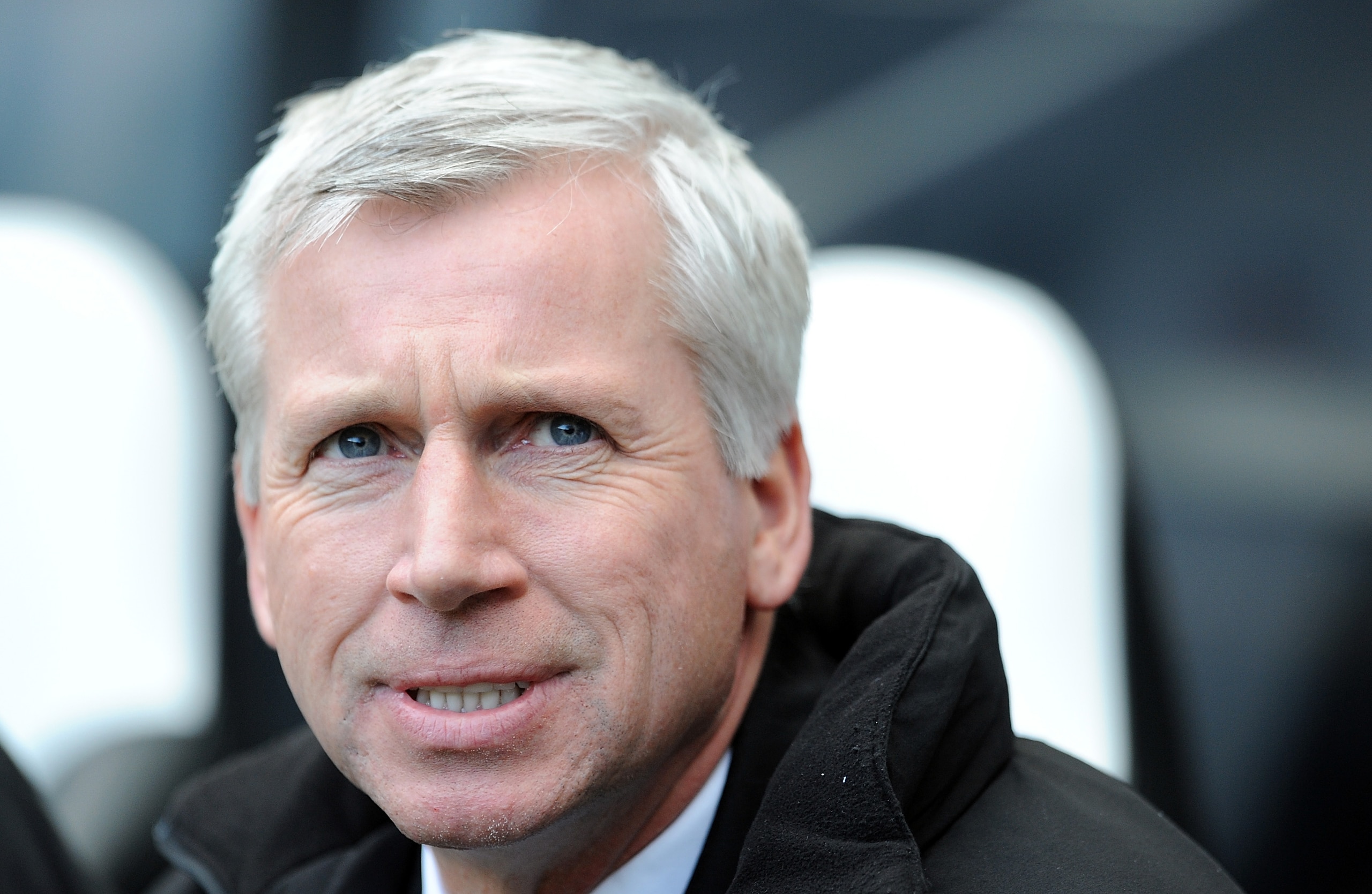 NEWCASTLE UPON TYNE, ENGLAND - FEBRUARY 26:  Newcastle United manager Alan Pardew looks on during the Barclays Premier League match between Newcastle United and Bolton Wanderers at St James' Park on February 26, 2011 in Newcastle upon Tyne, England.  (Pho