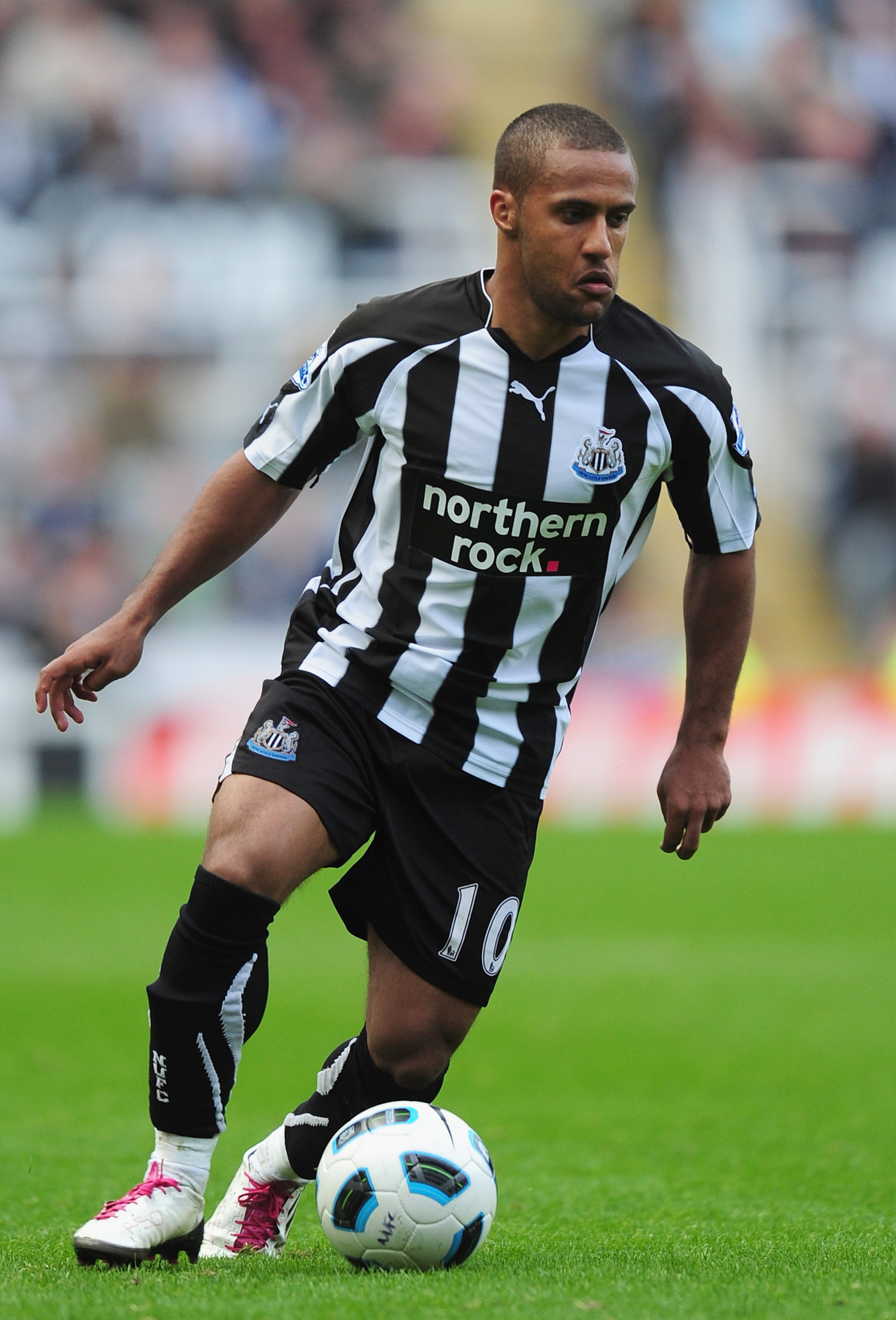 NEWCASTLE UPON TYNE, ENGLAND - SEPTEMBER 26:  Wayne Routledge of Newcastle United in action during the Barclays Premier League match between Newcastle United and Stoke City at St James' Park on September 26, 2010 in Newcastle upon Tyne, England.  (Photo b