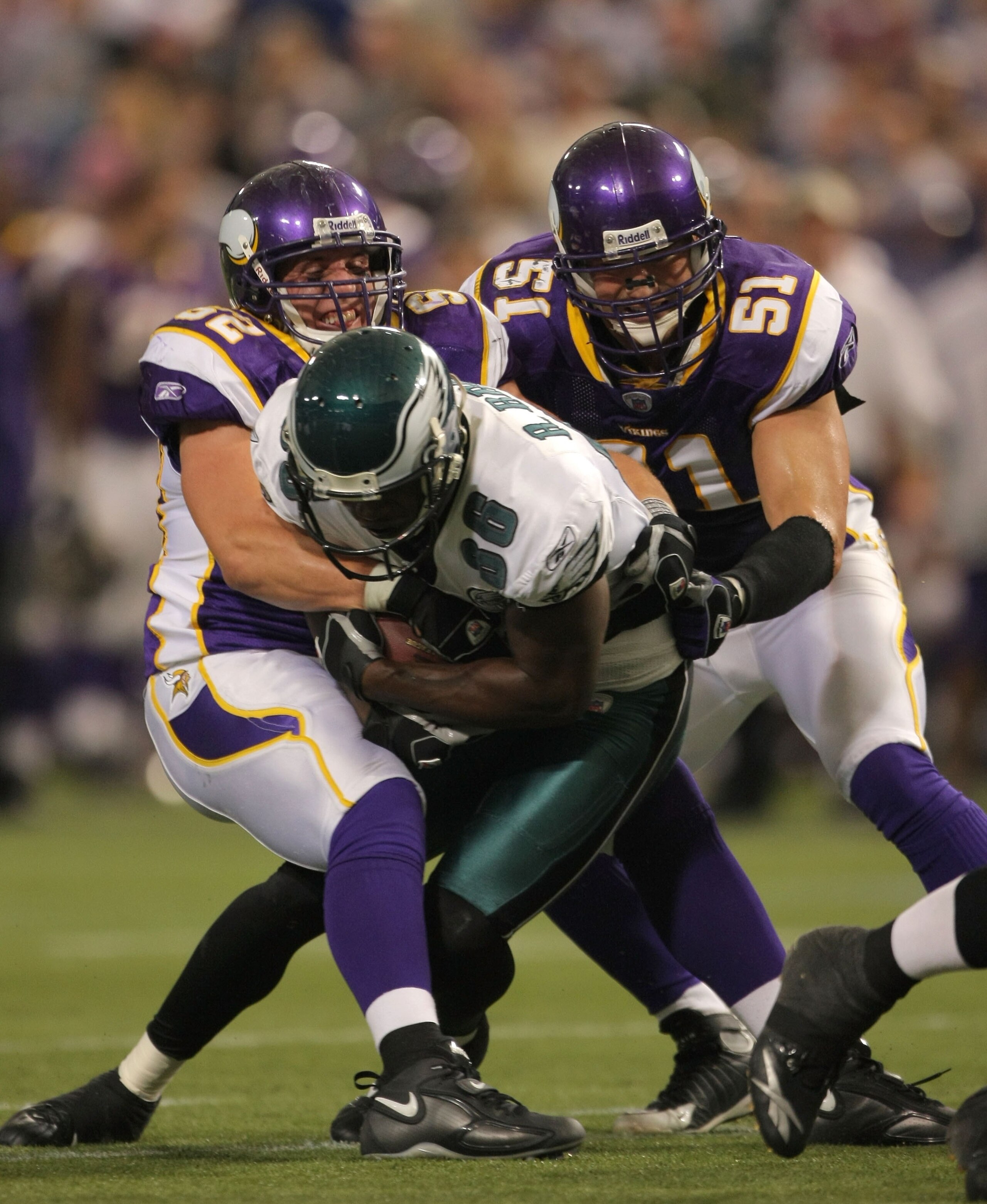 MINNEAPOLIS, MN - OCTOBER 28:  Chad Greenway #52 and Ben Leber #51 of the Minnesota Vikings tackle Reggie Brown #86 of the Philadelphia Eagles during the second quarter at the Hubert H. Humphrey Metrodome October 28, 2007 in Minneapolis, Minnesota. The Ea