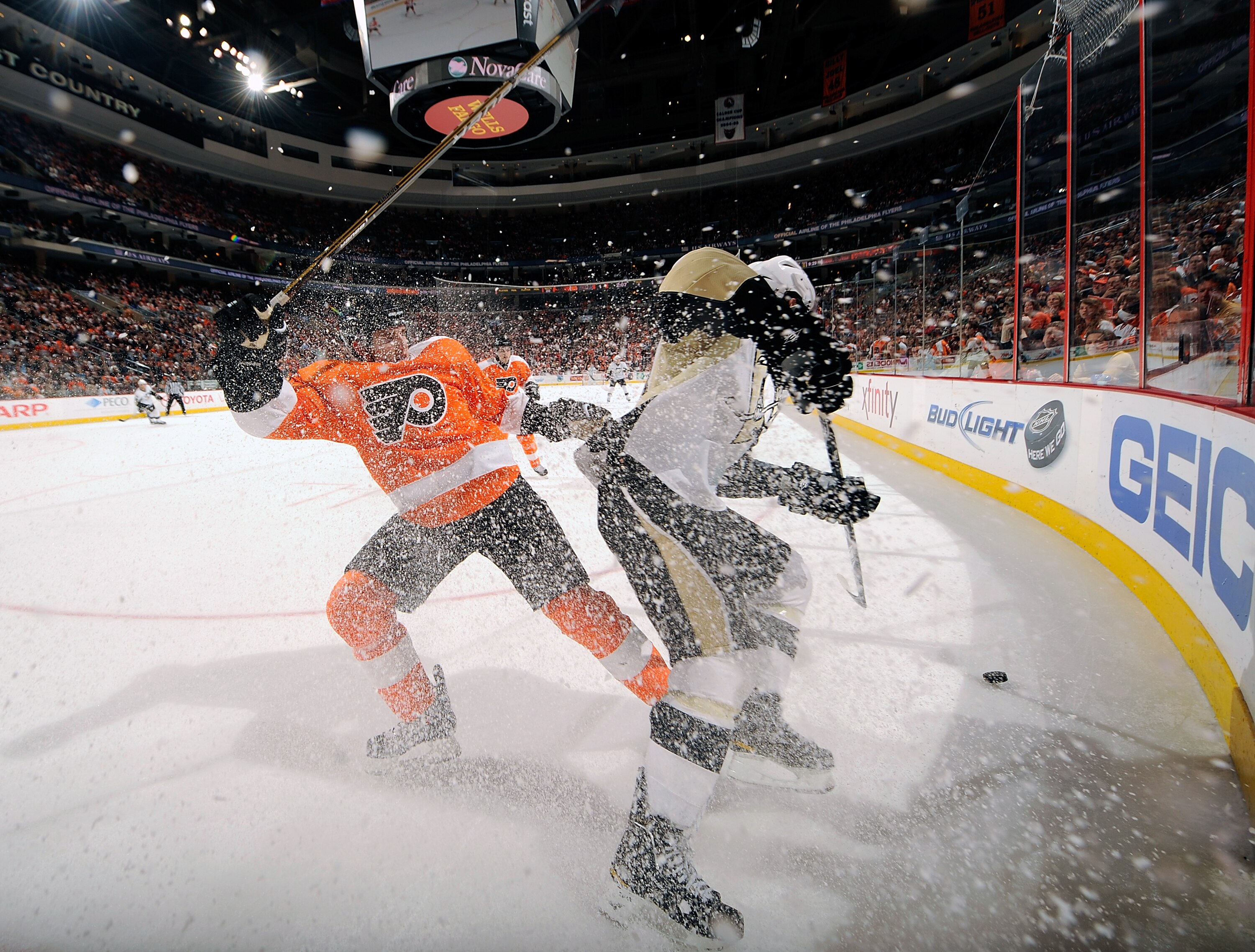 PHILADELPHIA - MARCH 24:   Mike Richards #18 of he Philadelphia Flyers battles for the puck during a game against the Pittsburgh Penguins on March 24, 2011 at the Wells Fargo Center in Philadelphia, Pennsylvania.  (Photo by Lou Capozzola/Getty Images)