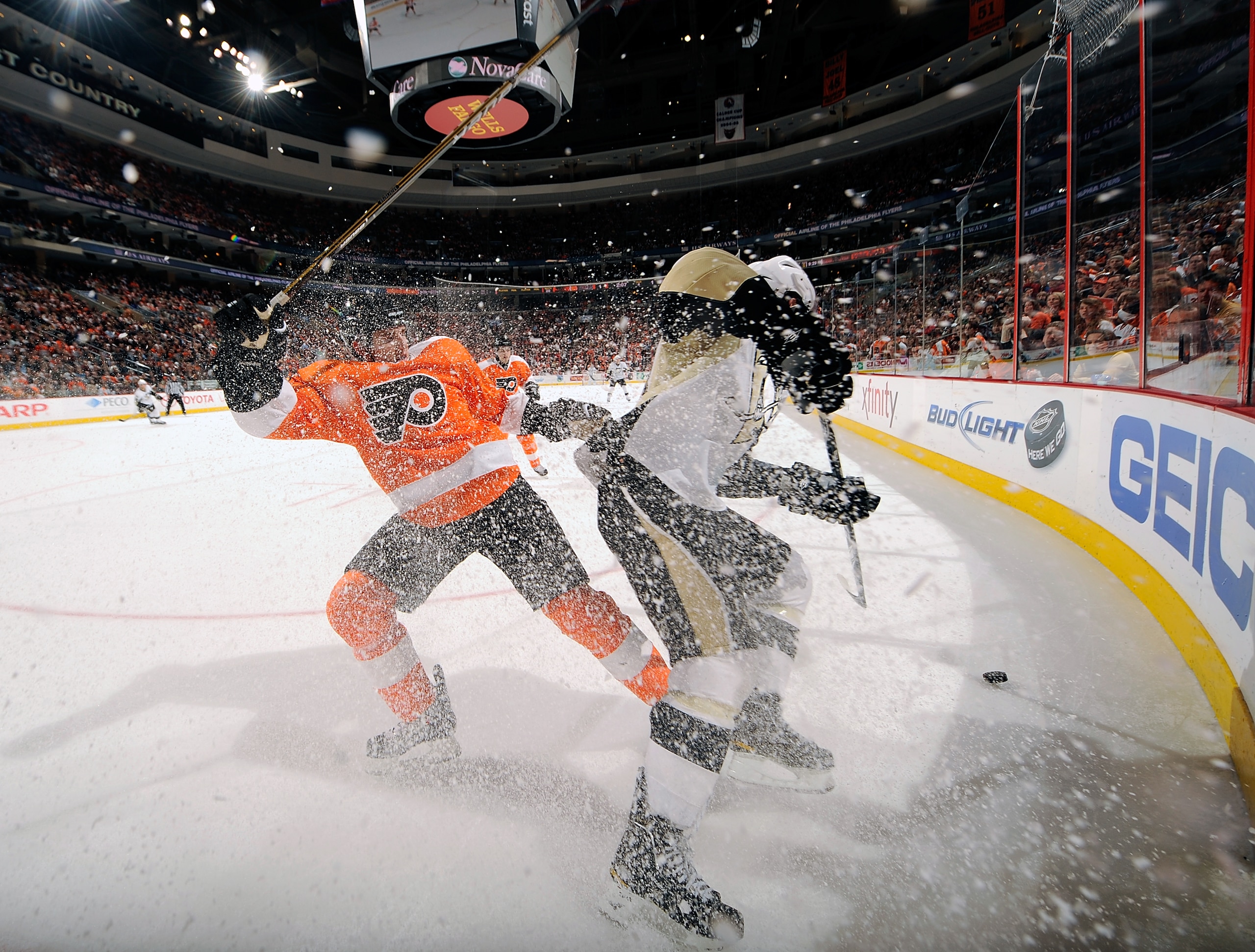PHILADELPHIA - MARCH 24:   Mike Richards #18 of he Philadelphia Flyers battles for the puck during a game against the Pittsburgh Penguins on March 24, 2011 at the Wells Fargo Center in Philadelphia, Pennsylvania.  (Photo by Lou Capozzola/Getty Images)