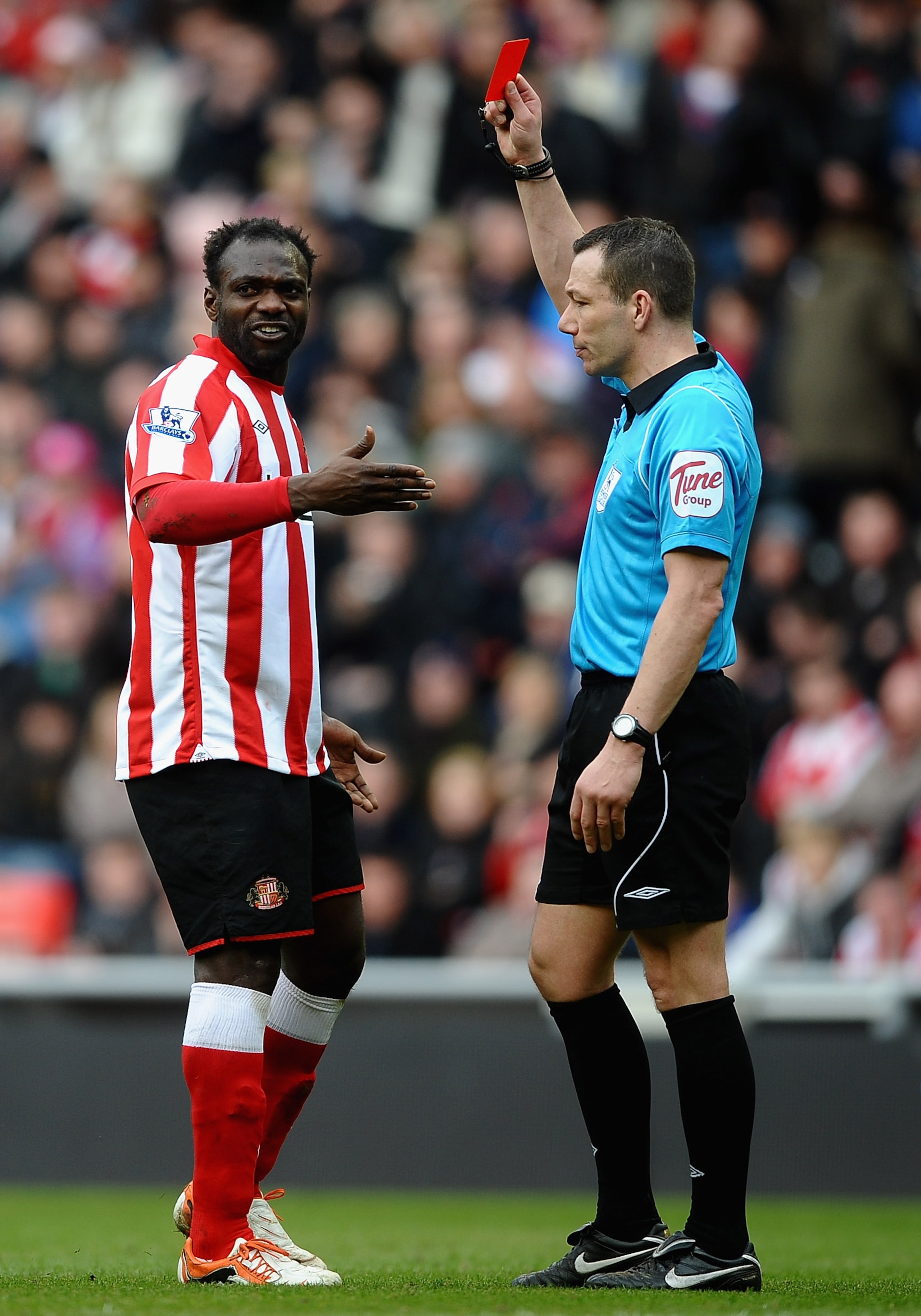 SUNDERLAND, ENGLAND - MARCH 20: John Mensah of Sunderland is sent off by Referee Kevin Friend during the Barclays Premier League match between Sunderland and Liverpool at the Stadium of Light on March 20, 2011 in Sunderland, England.  (Photo by Laurence G